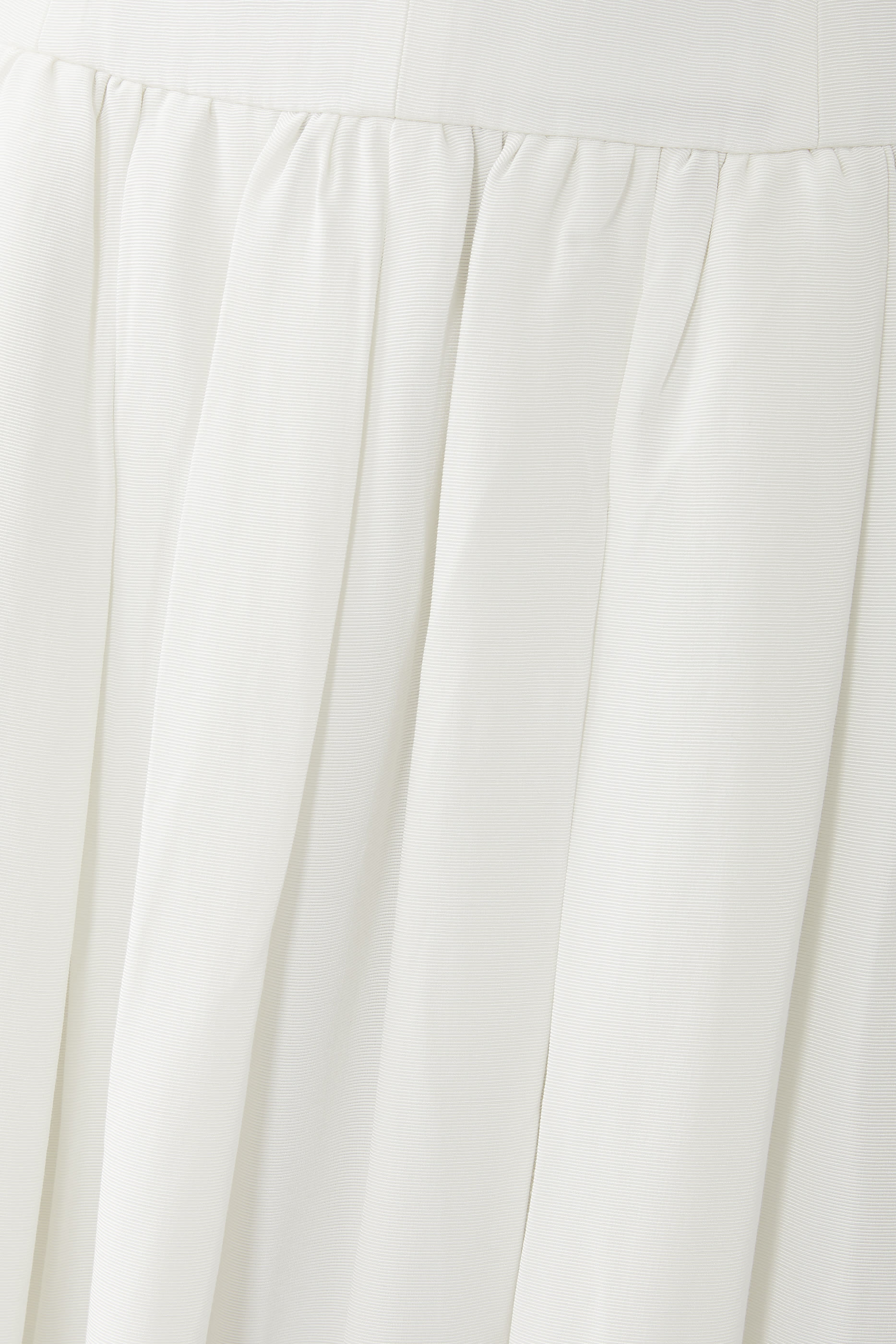 فستان فينتو متوسط الطول بصدرية بنمط مشد وتنورة منفوخة