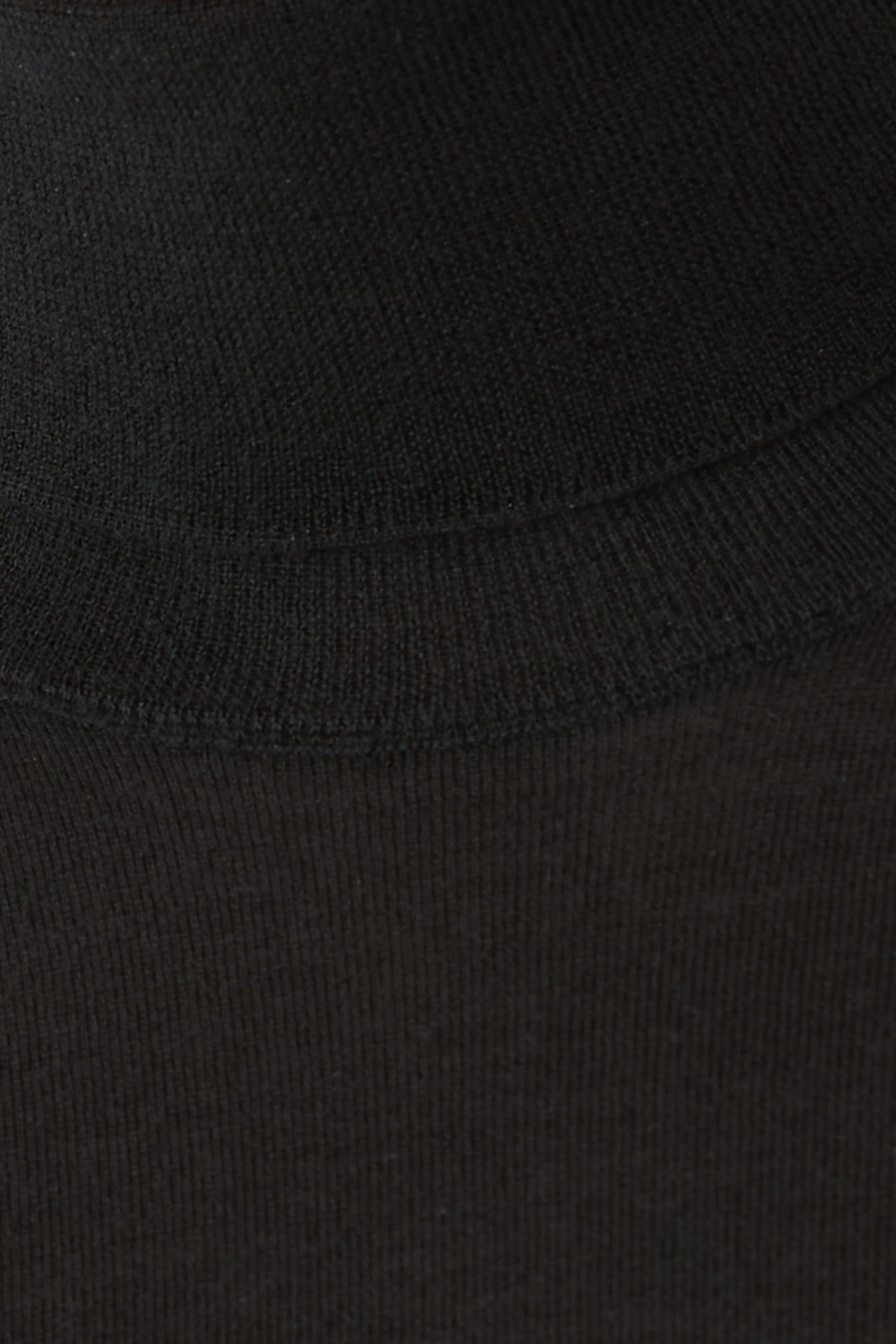 كنزة بياقة عالية وقصة ضيقة كشمير وحرير