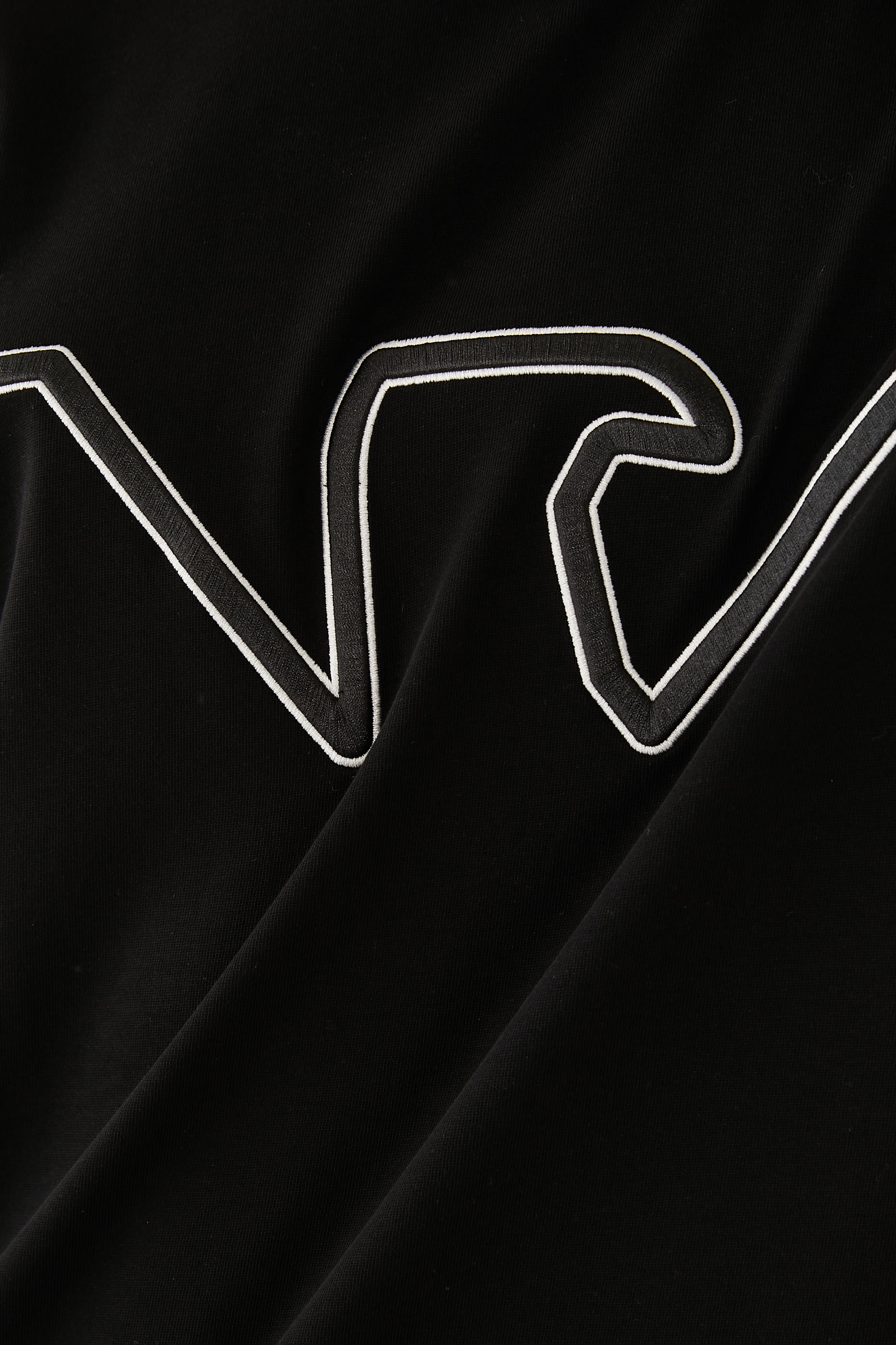 تيشيرت بشعار الماركة بحجم كبير