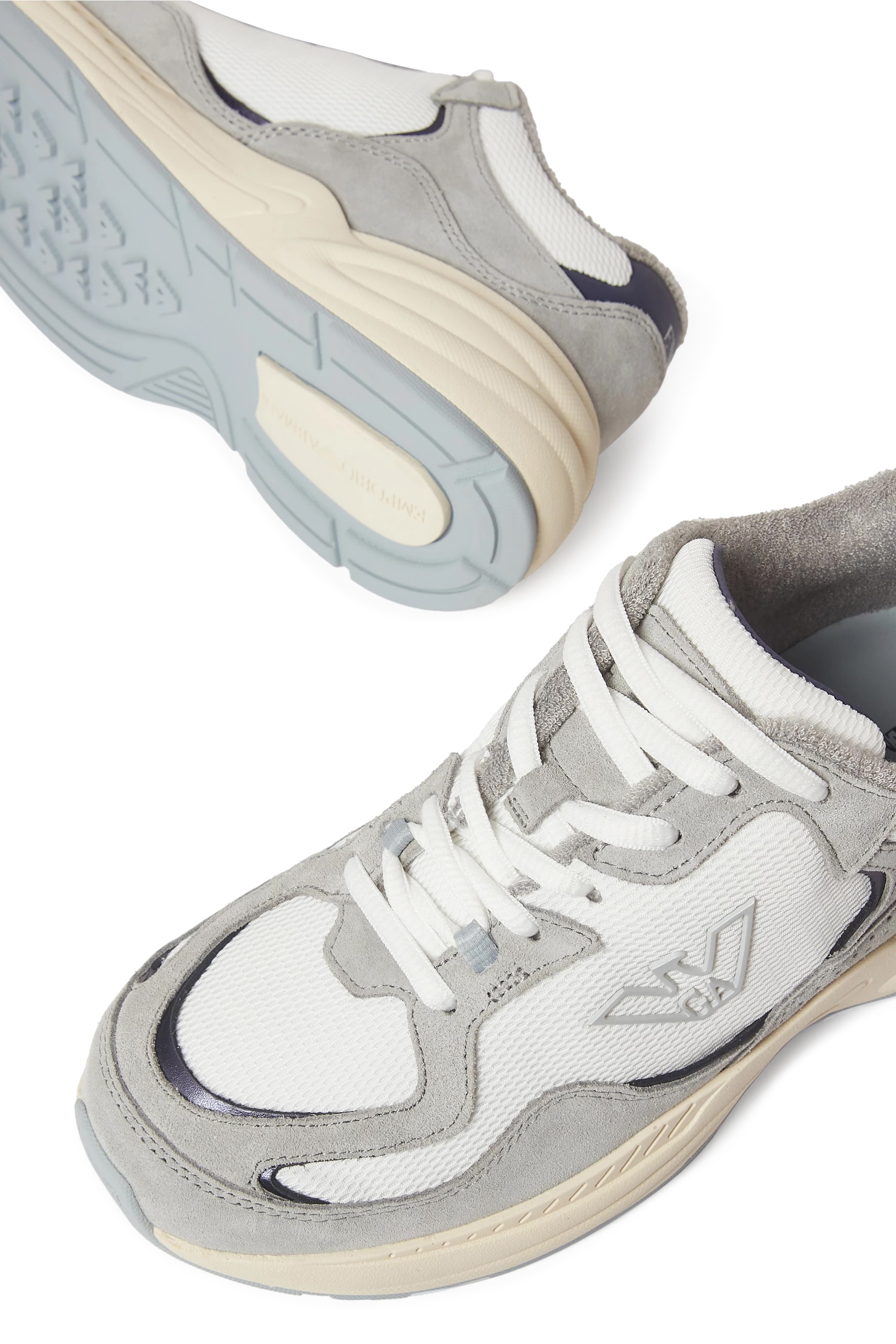 سنيكرز مزين بحلية شعار الماركة قماش شبكي