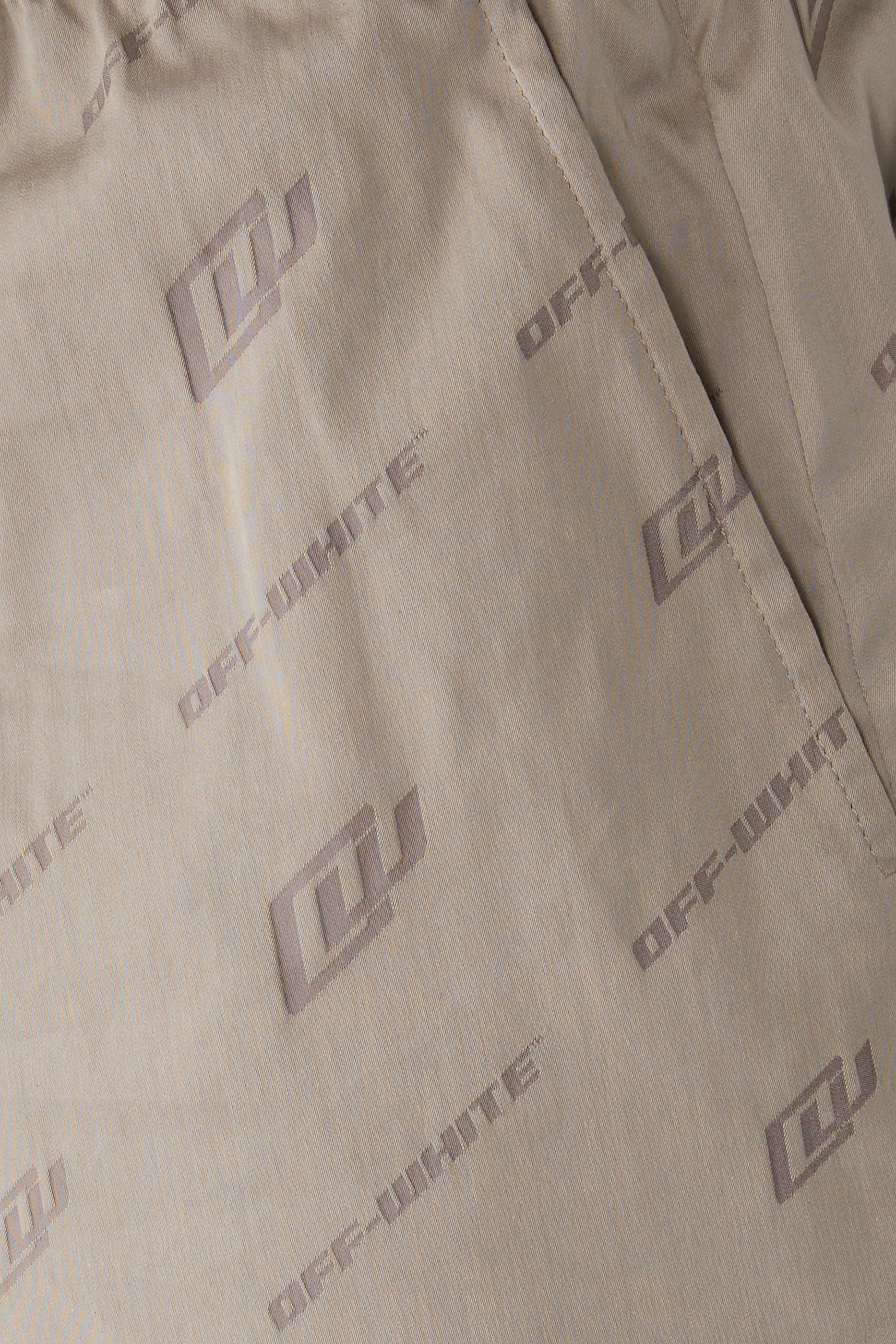 شورت بطبعة شعار الماركة