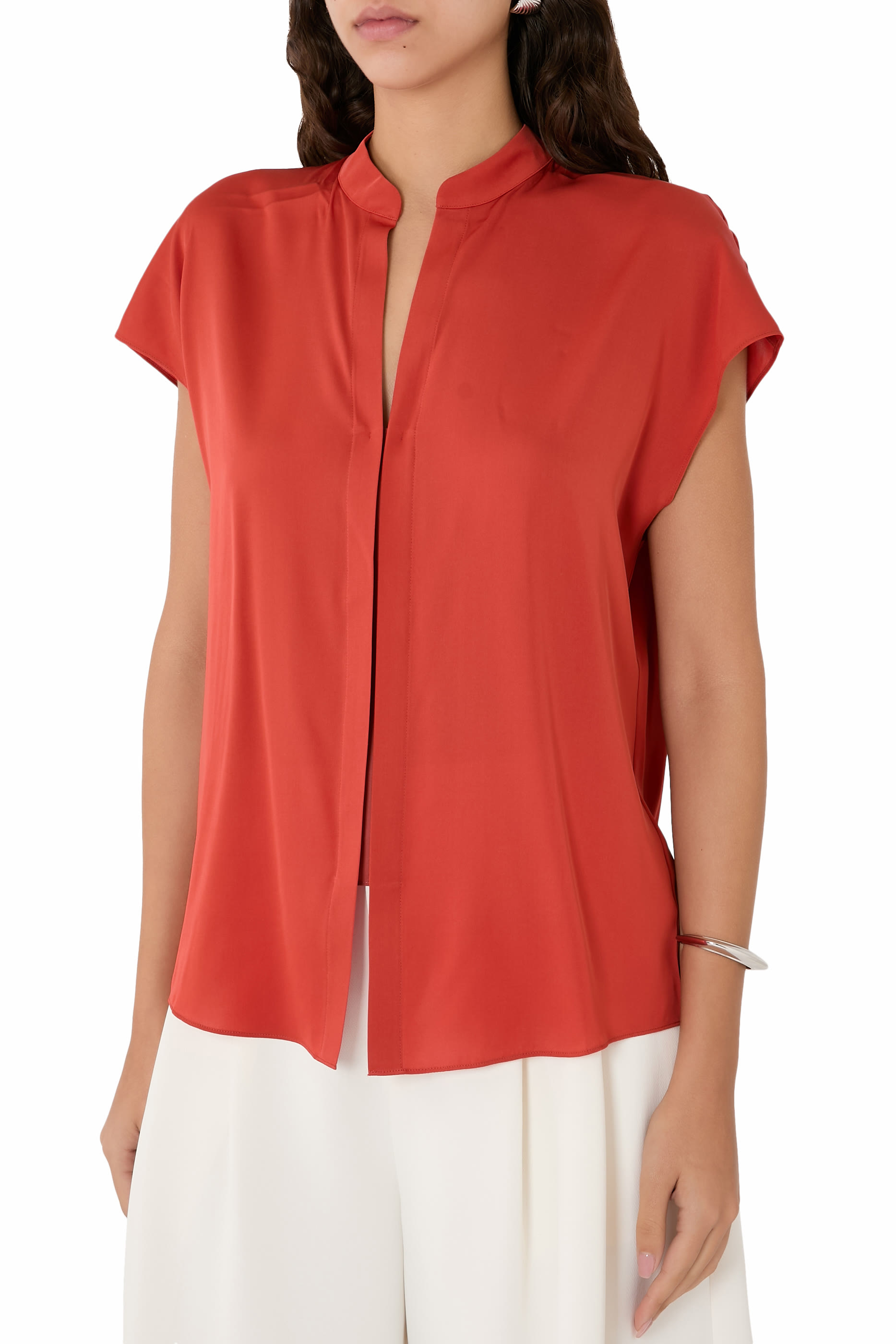 بلوزة بأكمام كاب وأزرار بلون مغاير حرير مطاطي