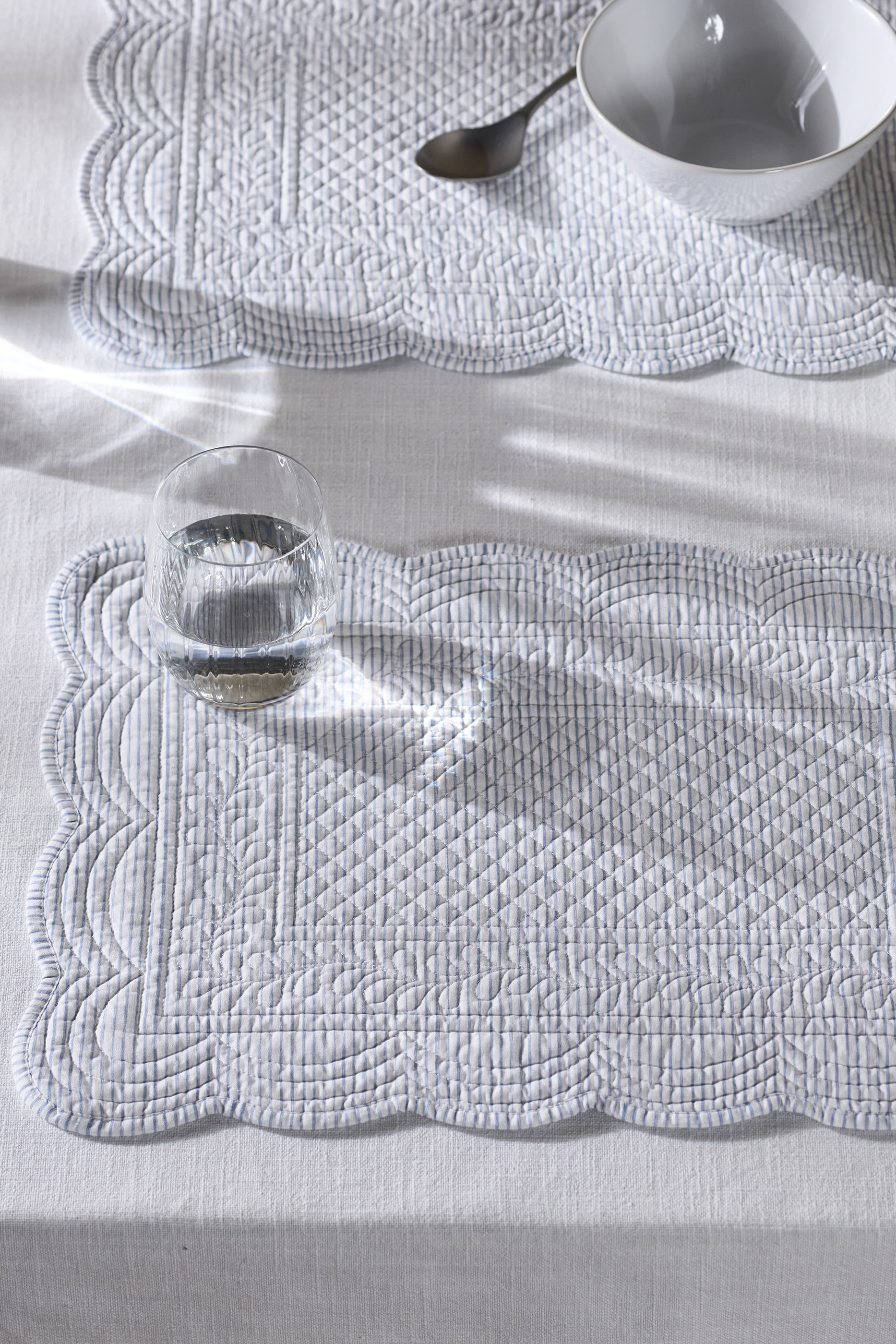 طقم مفارش طاولة  أيونا بتصميم بوجهين