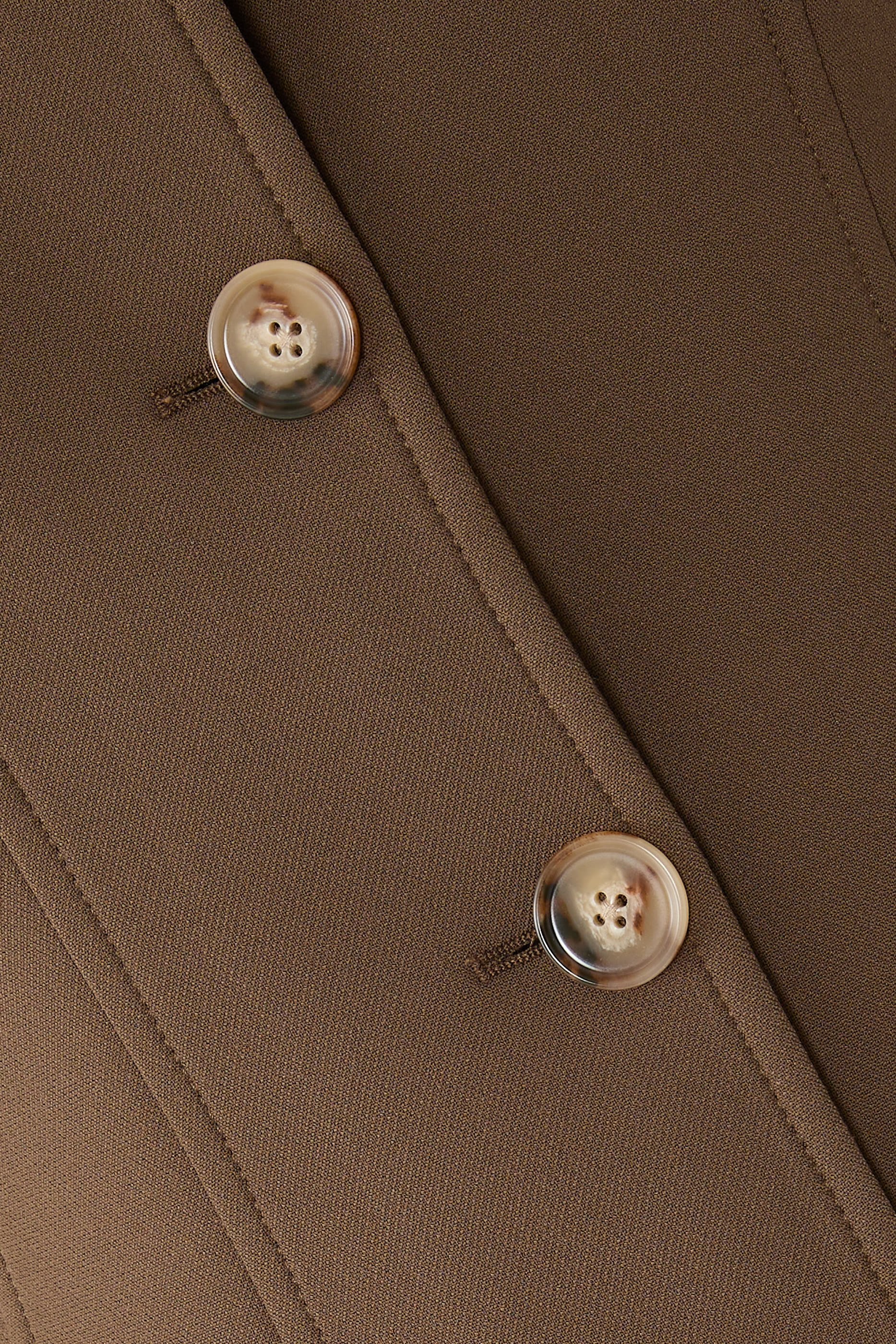 فيست جيسوب بقصة ضيقة