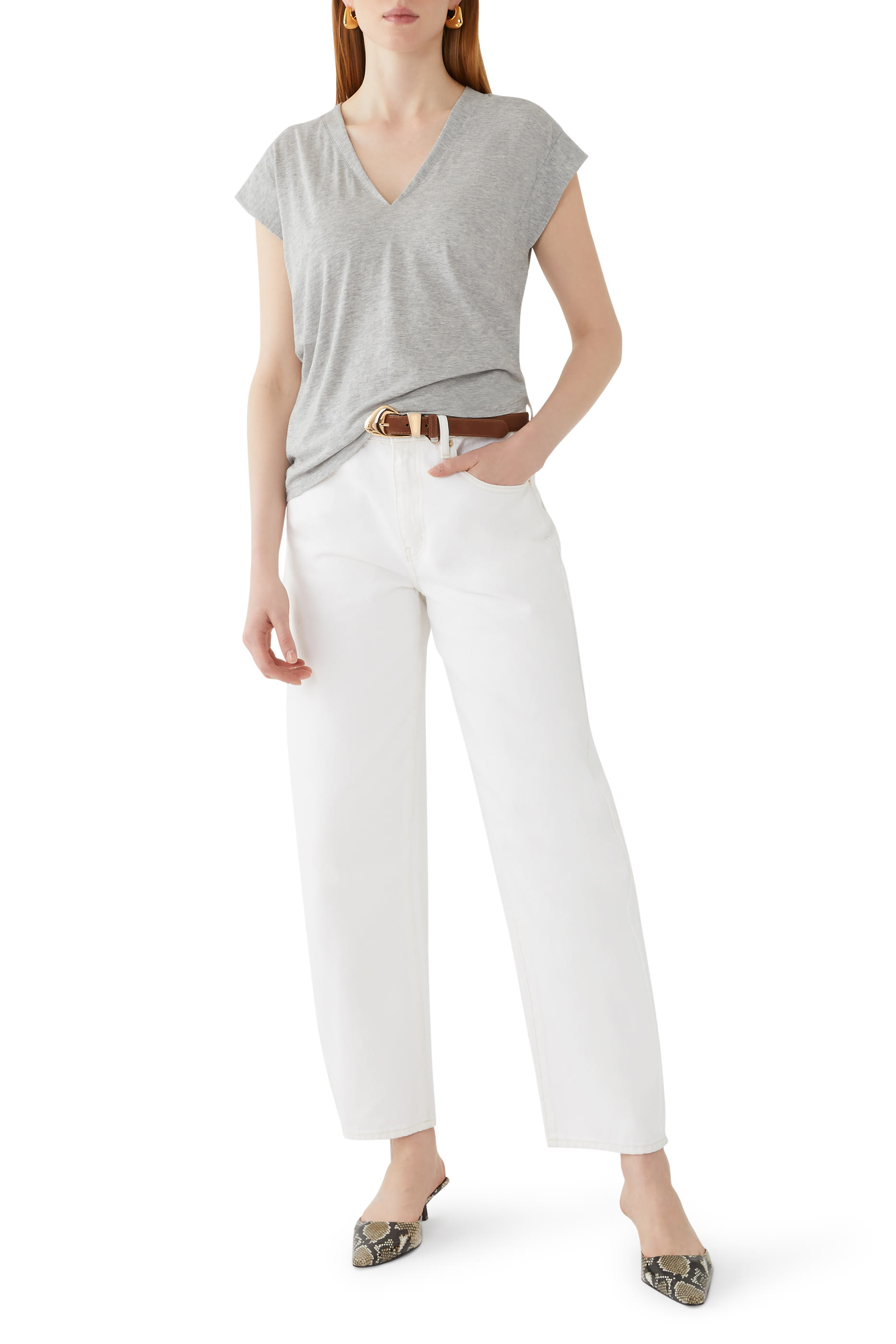 تيشيرت بياقة على شكل حرف V