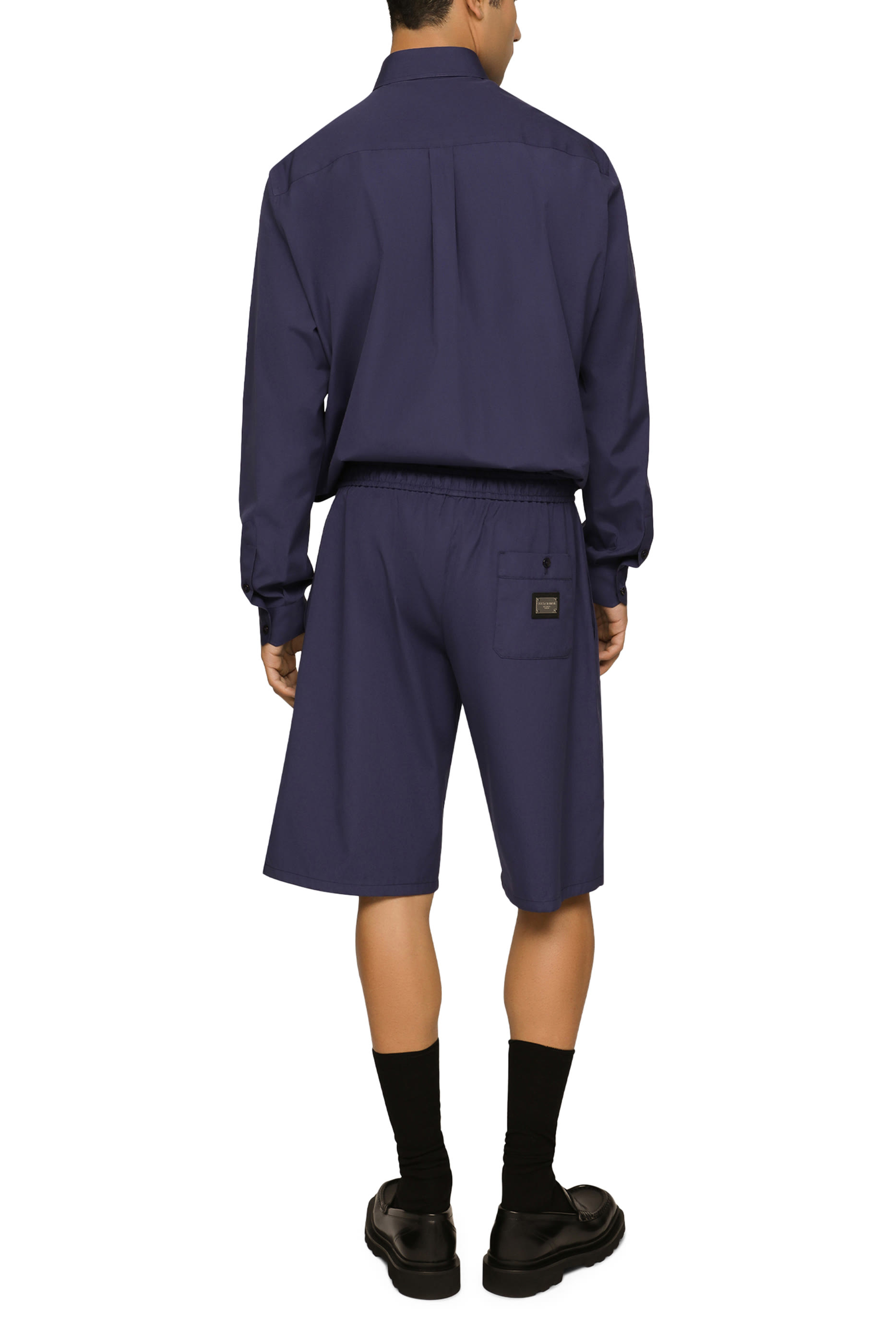 قميص بأكمام طويلة وشعار الماركة