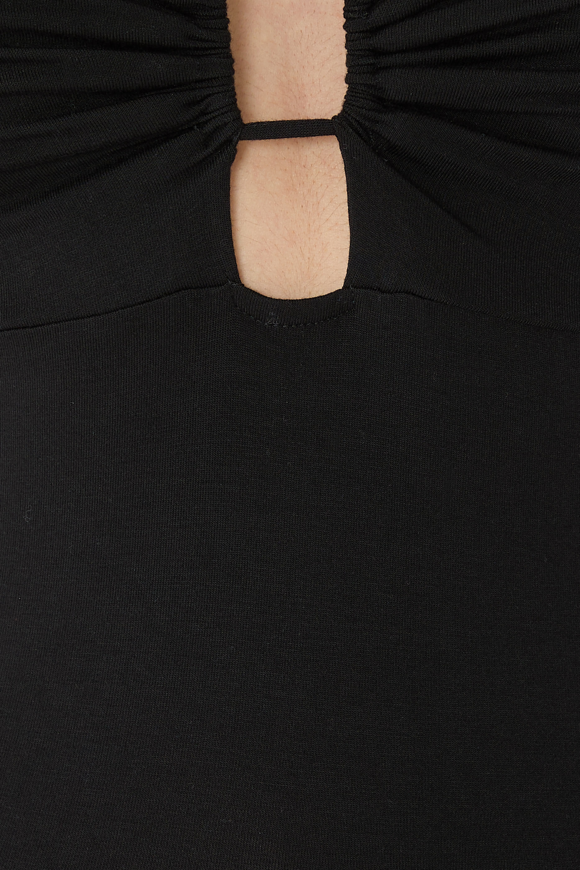 بلوزة بأكمام طويلة وتفاصيل على شكل حرف U جرسيه