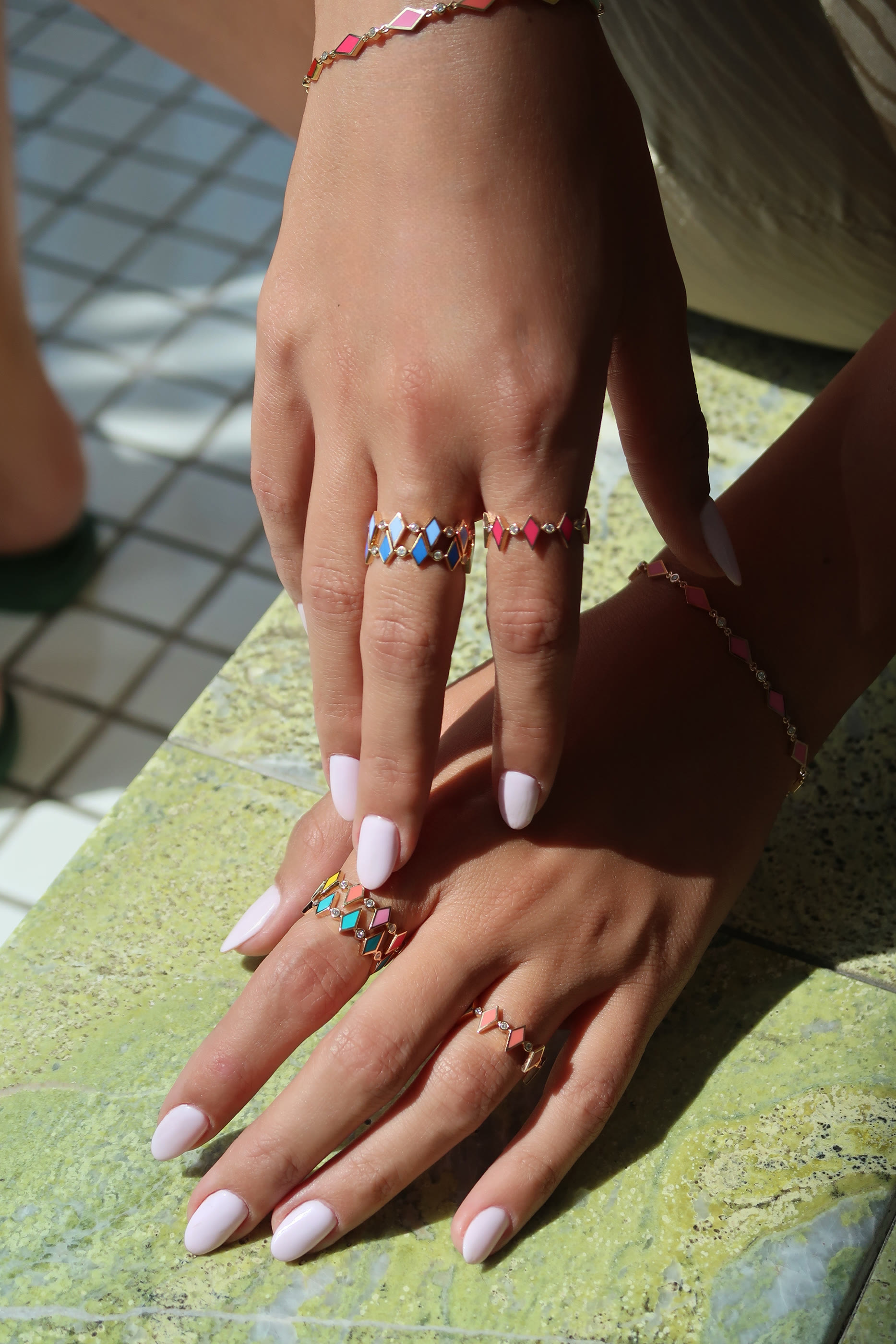 خاتم موزاييك مزين بمينا ومرصع بماس، ذهب أبيض