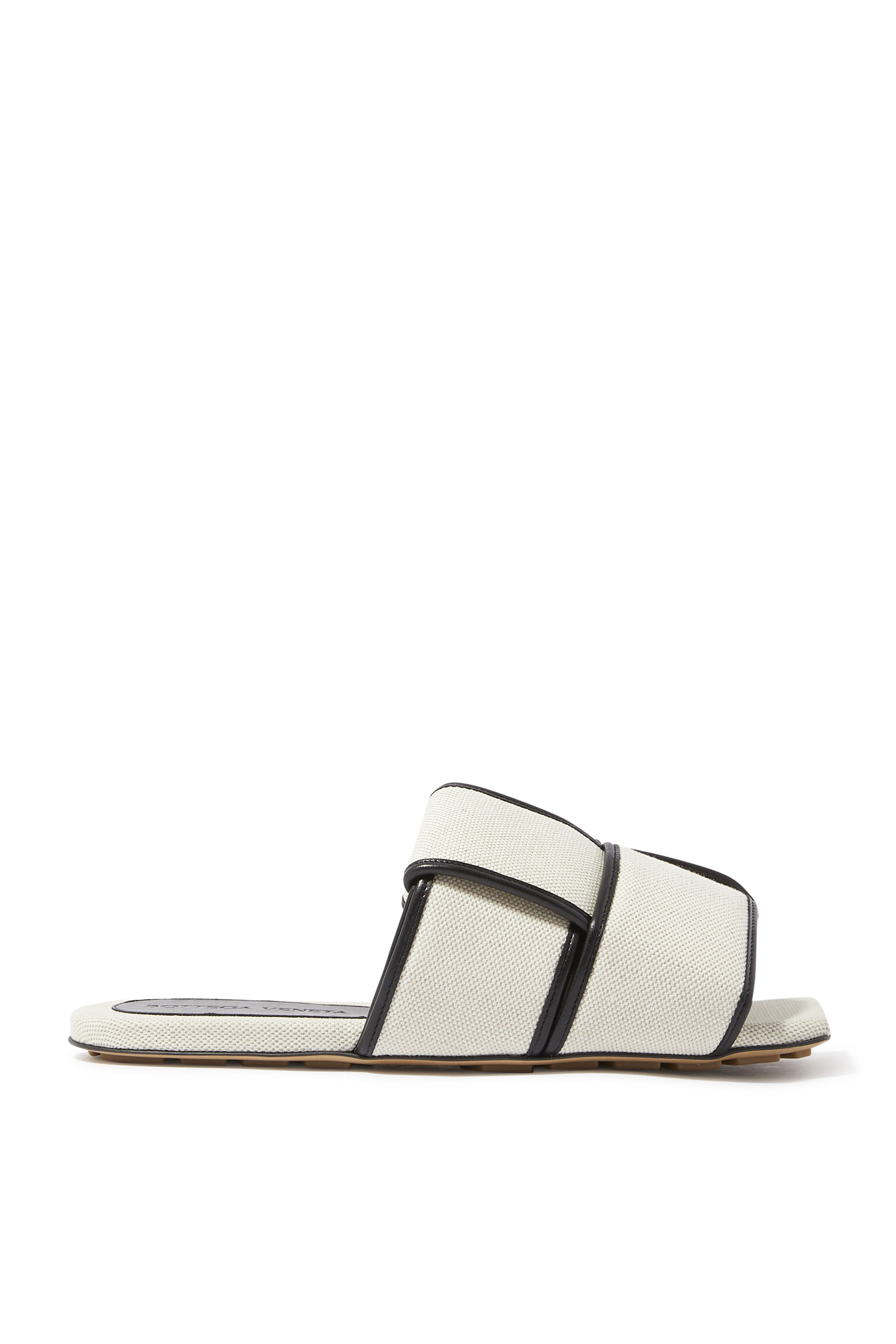 حذاء مفتوح قماش قنب بكعب مسطح وتصميم مجدول