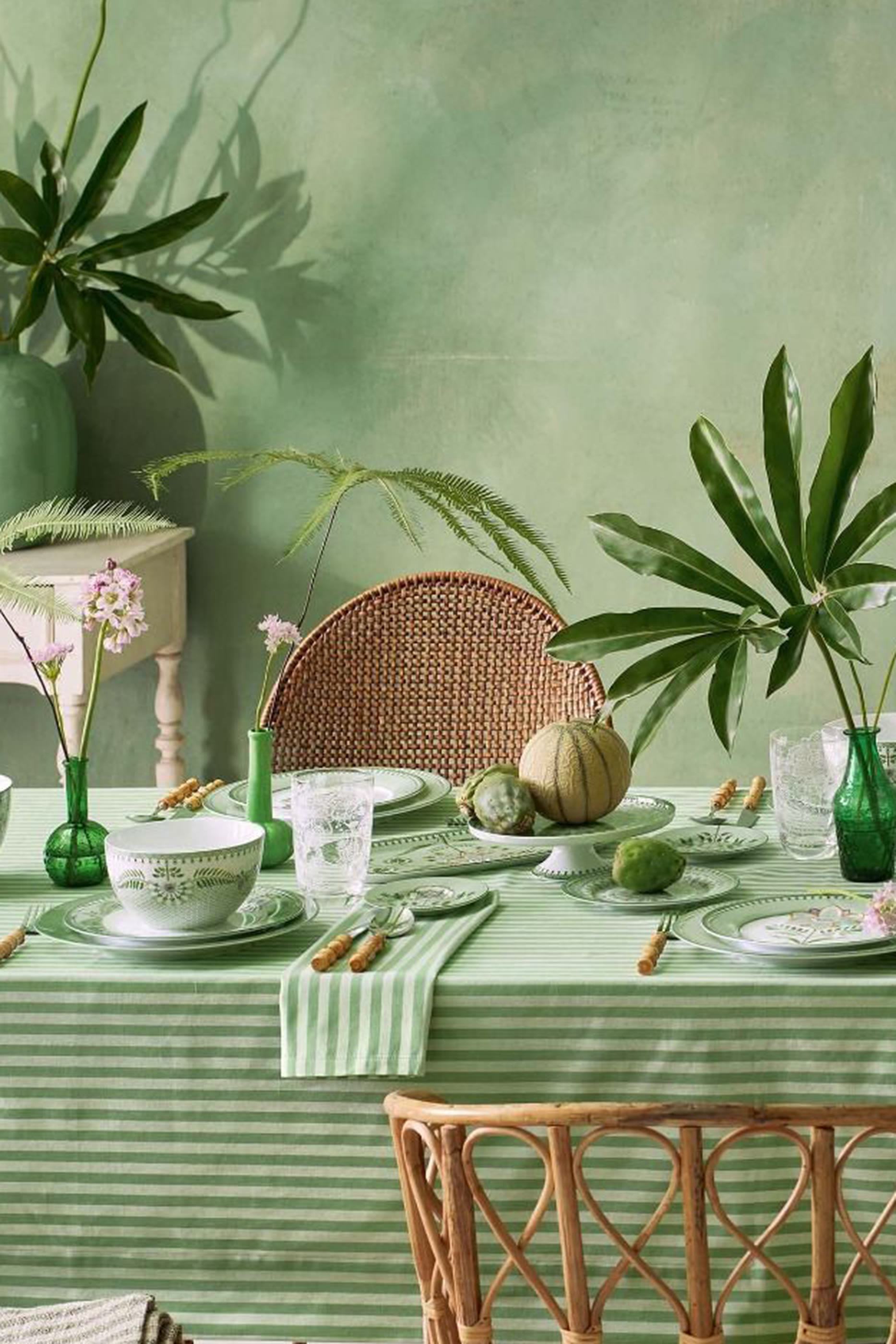 مفرش طاولة مخطط