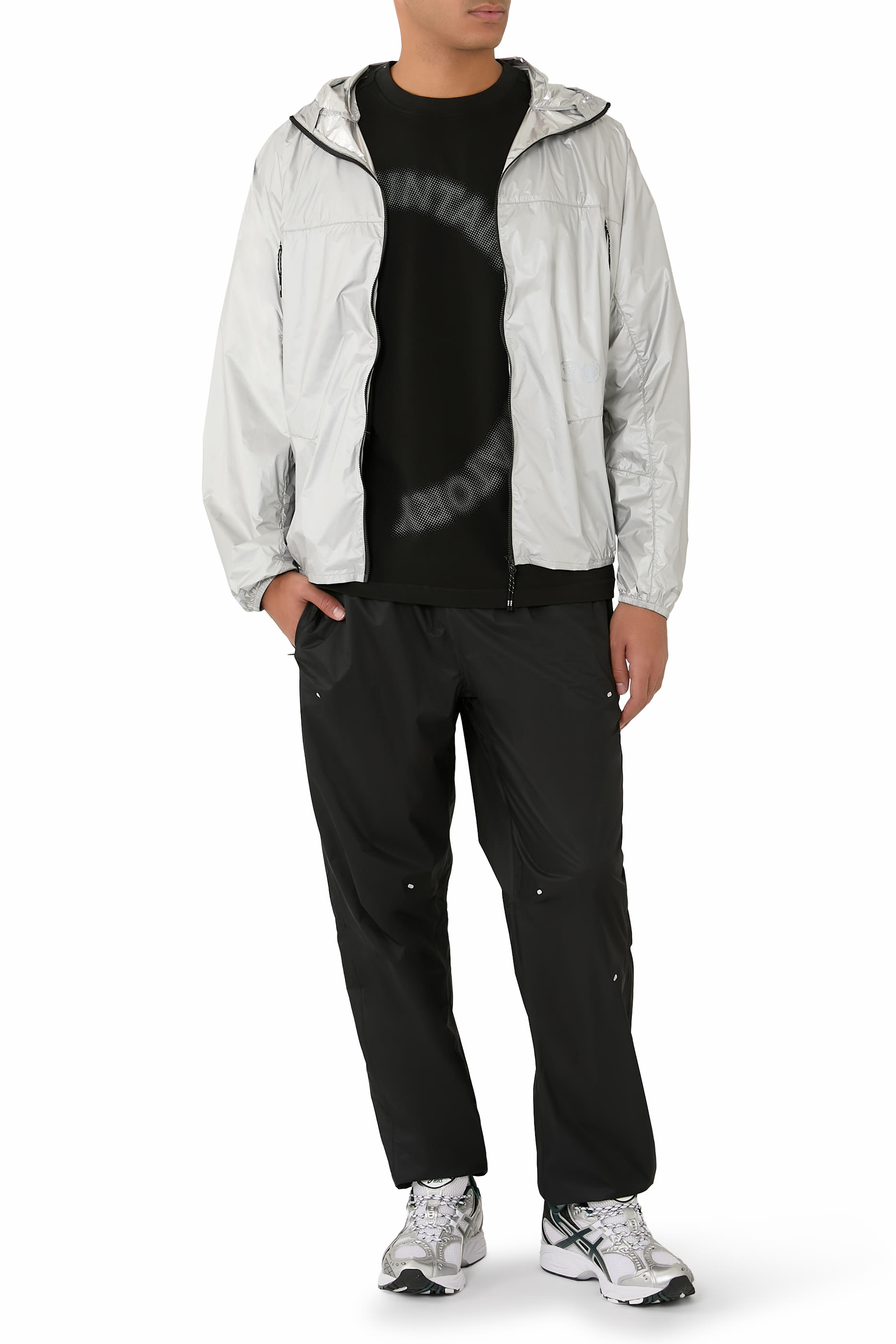 تيشيرت مزينة بشعار الماركة بتصميم دائري