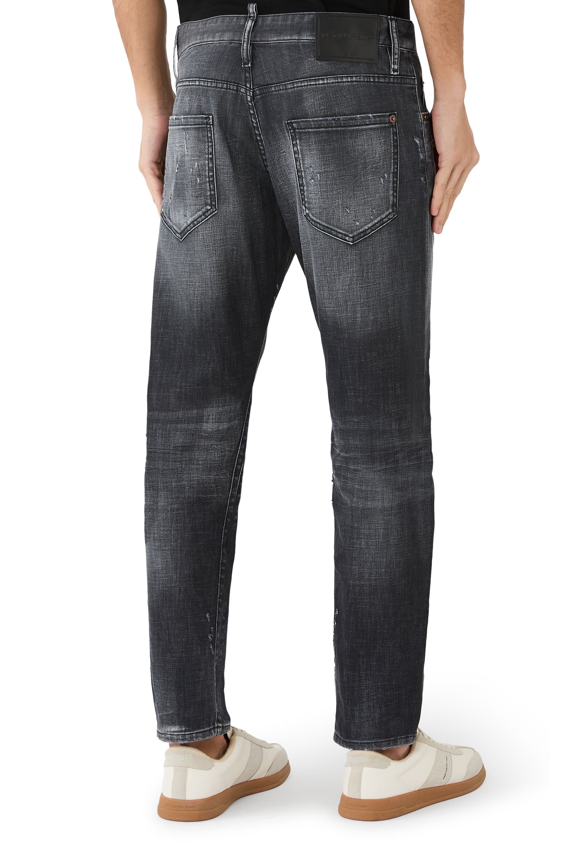 بنطال جينز بقصة ضيقة وتفاصيل بتصميم ملفوف