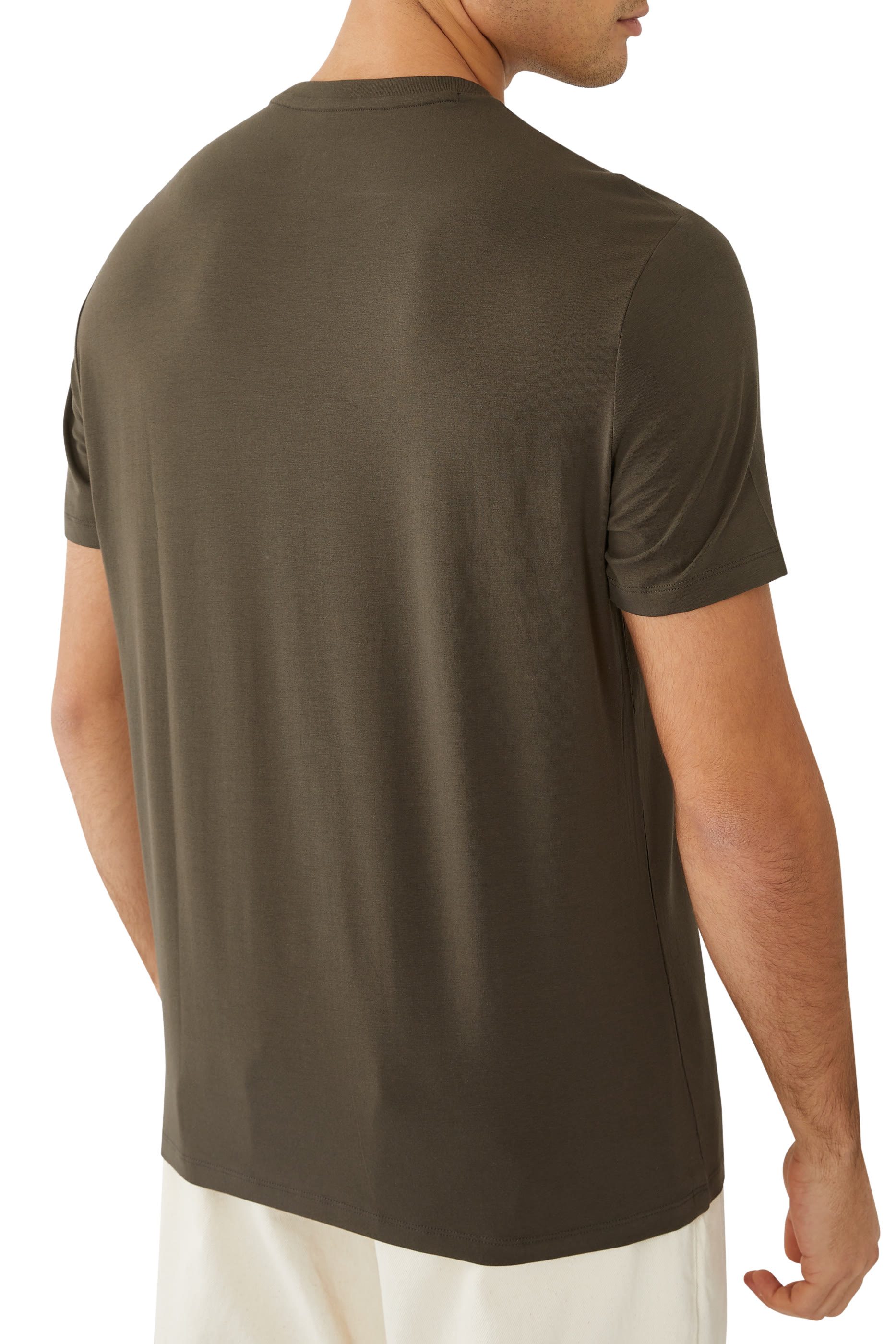 تيشيرت بقصة ضيقة وشعار الماركة بارز الملمس