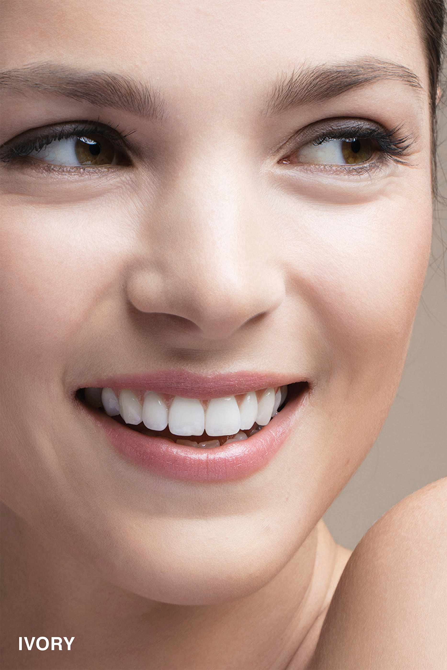 كريم أساس خفيف يدوم طويلاً