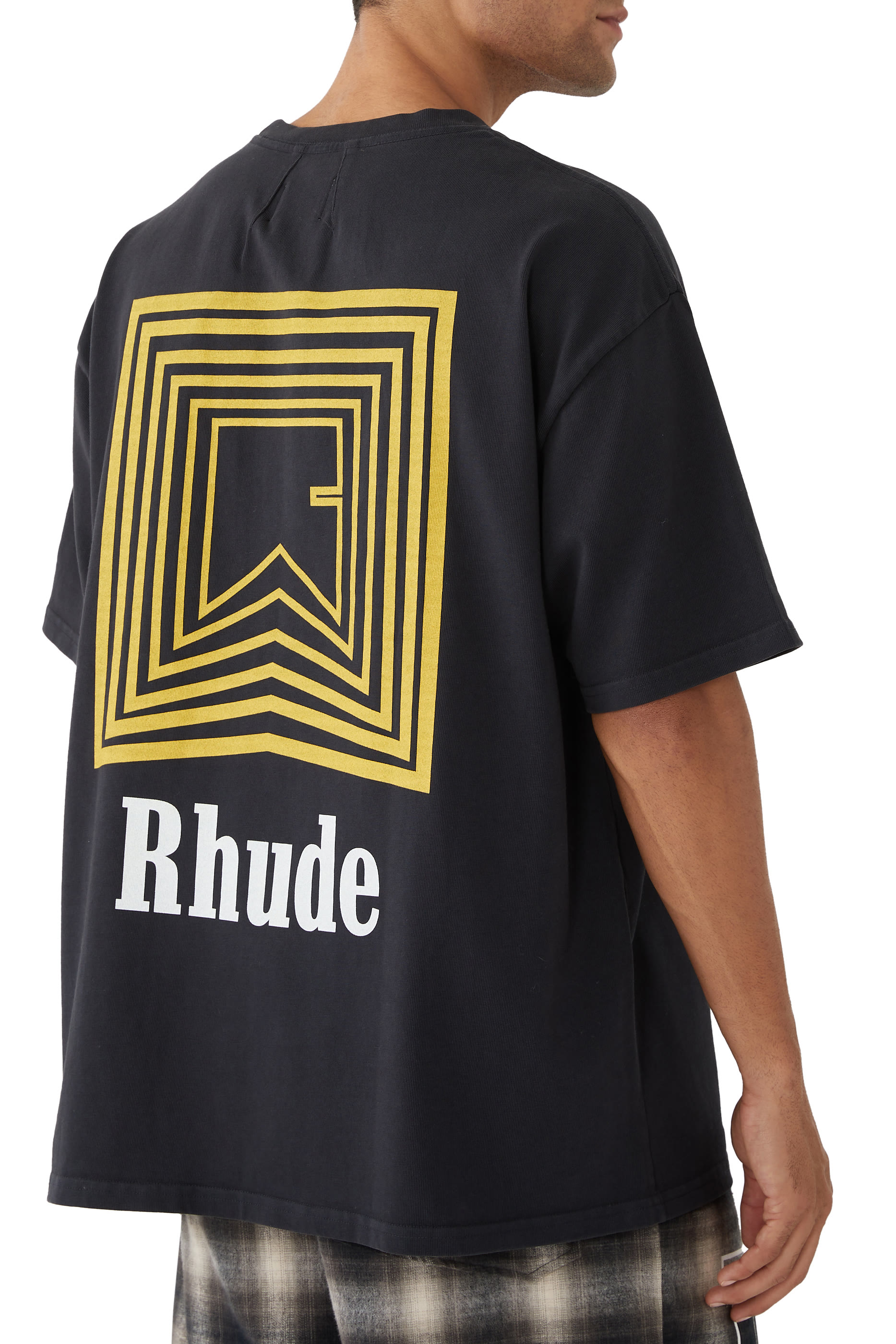 تيشيرت ريبيت بشعار الماركة ونقشة خطوط متعرجة شيفرون