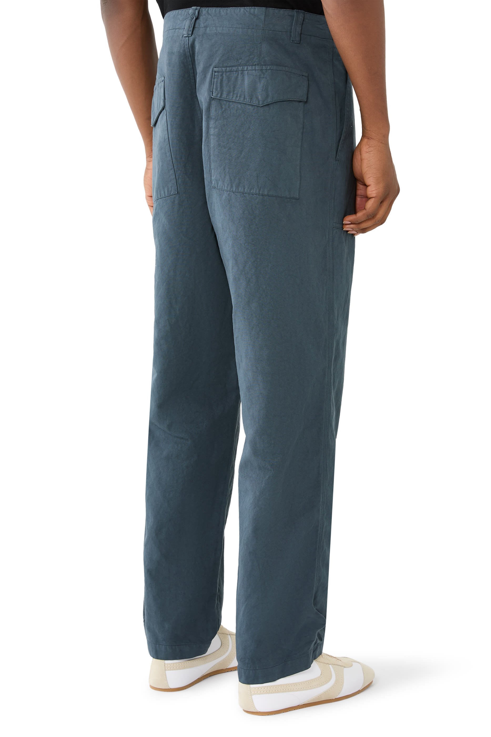 بنطال بجيوب بأزرار كبس وشعار الماركة