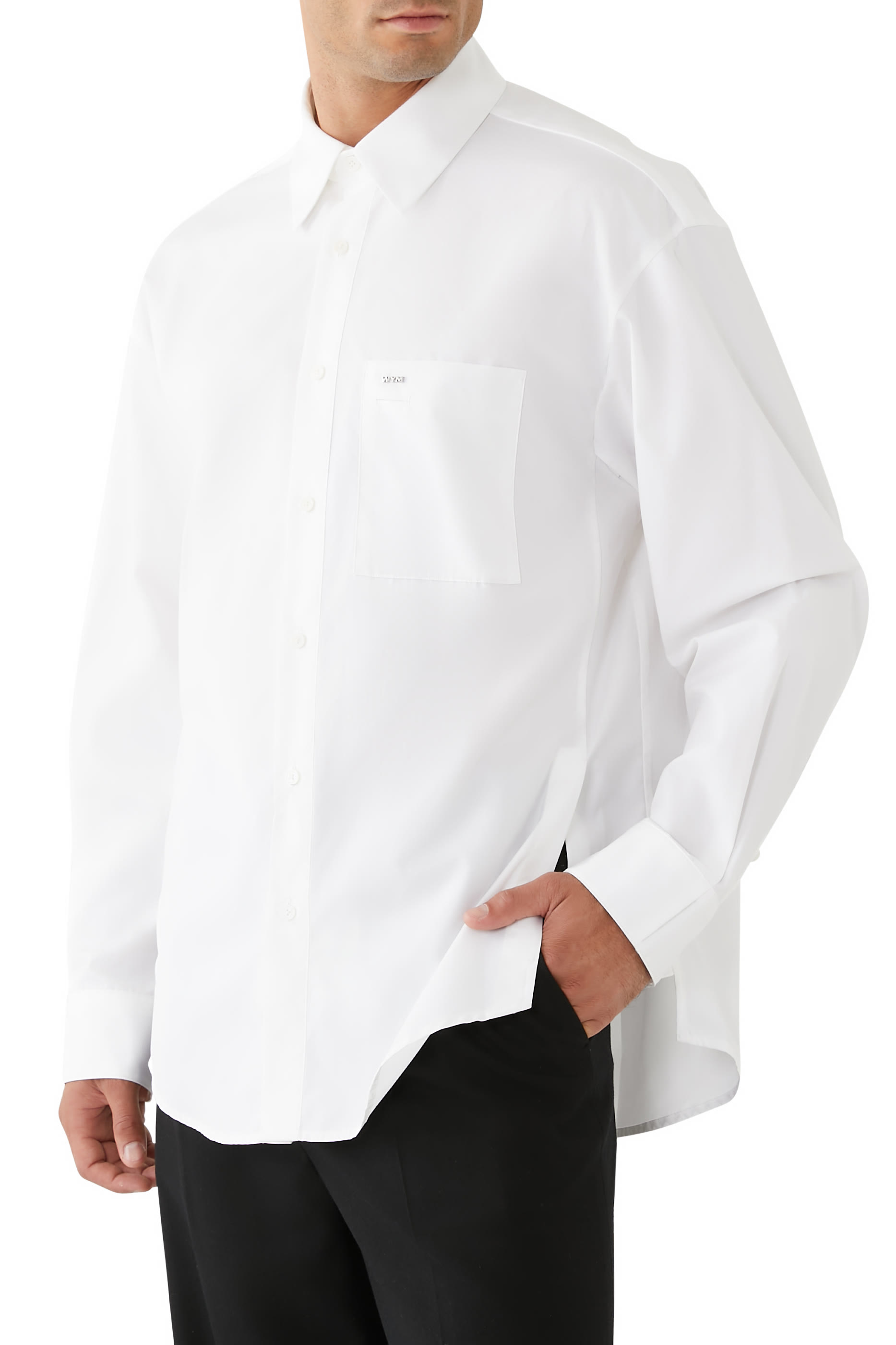 قميص بشعار الماركة على الظهر