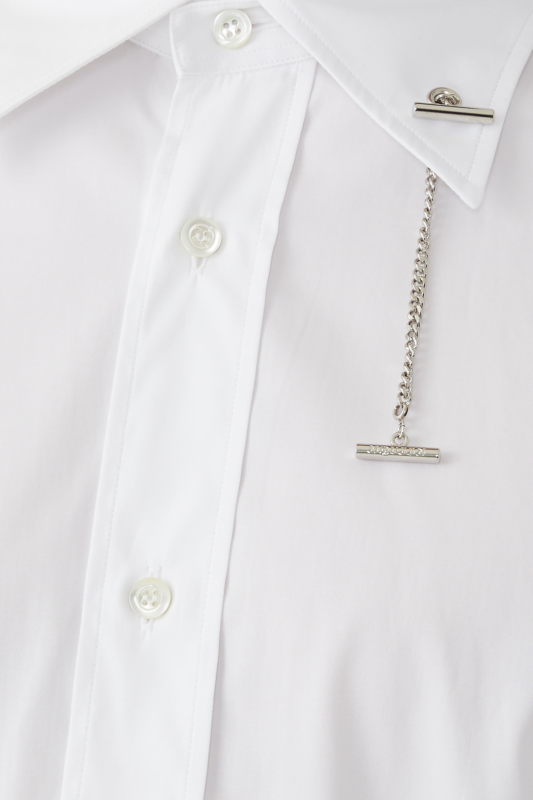 قميص بسلسلة وحلية بتصميم قضيب