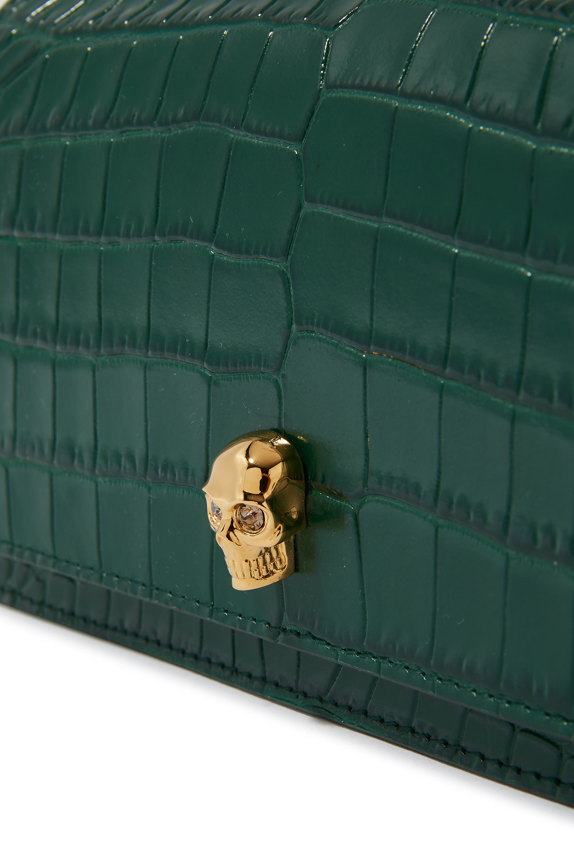 حقيبة صغيرة مزينة بجمجمة جلد لامع بنقشة جلد التمساح