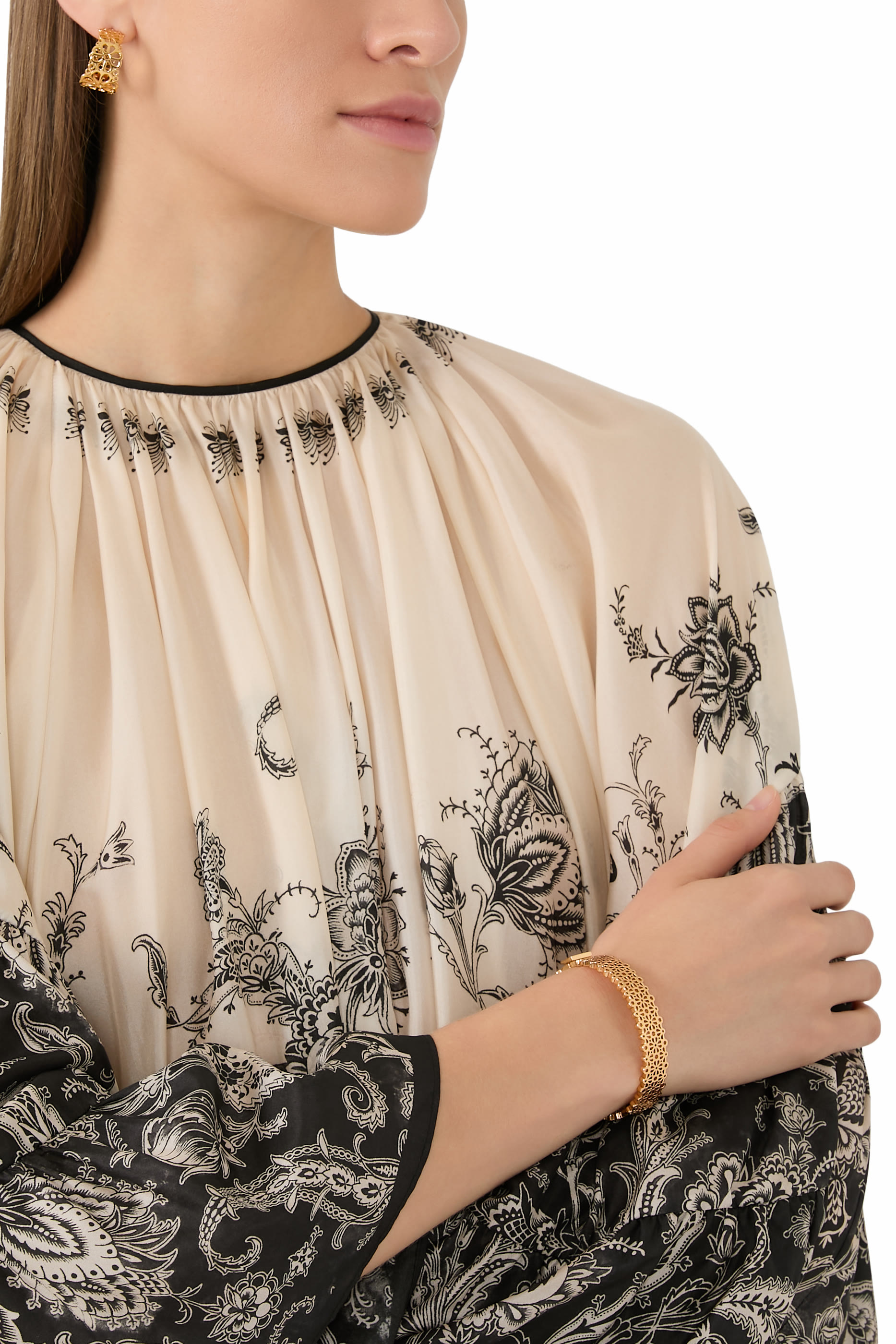 سوار رفيع بفتحات وزهور بالشكل البستوني