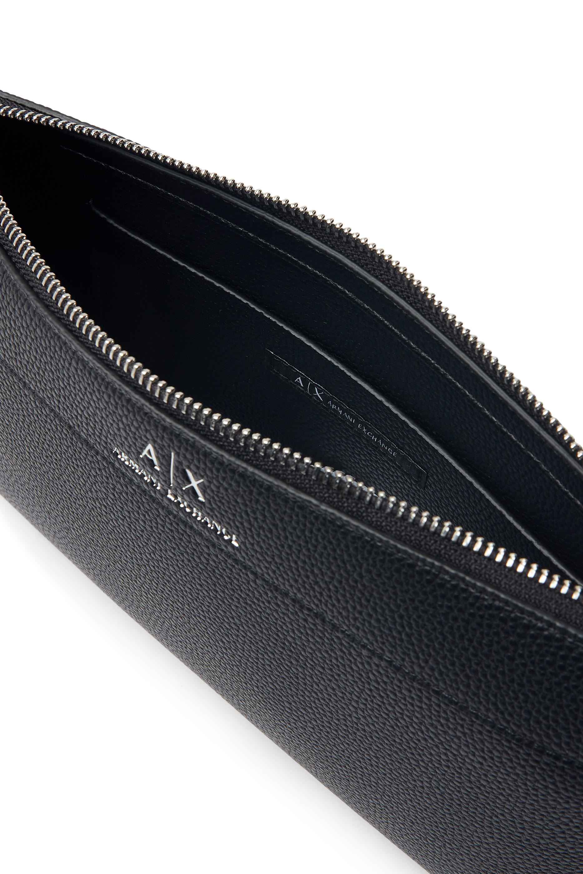 حقيبة صغيرة بشعار الماركة