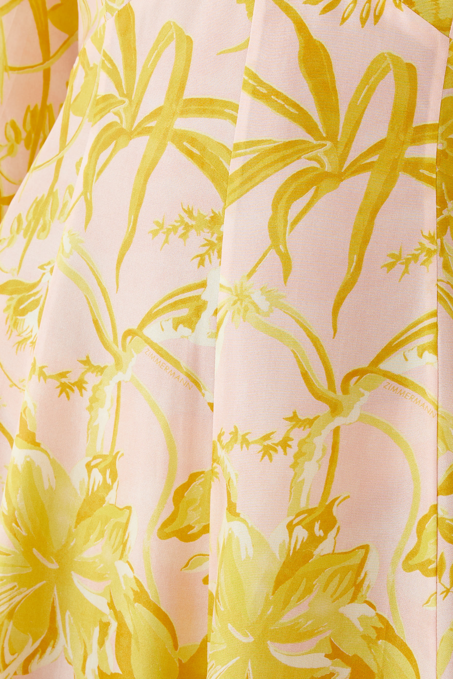 فستان طويل بأكمام طويلة