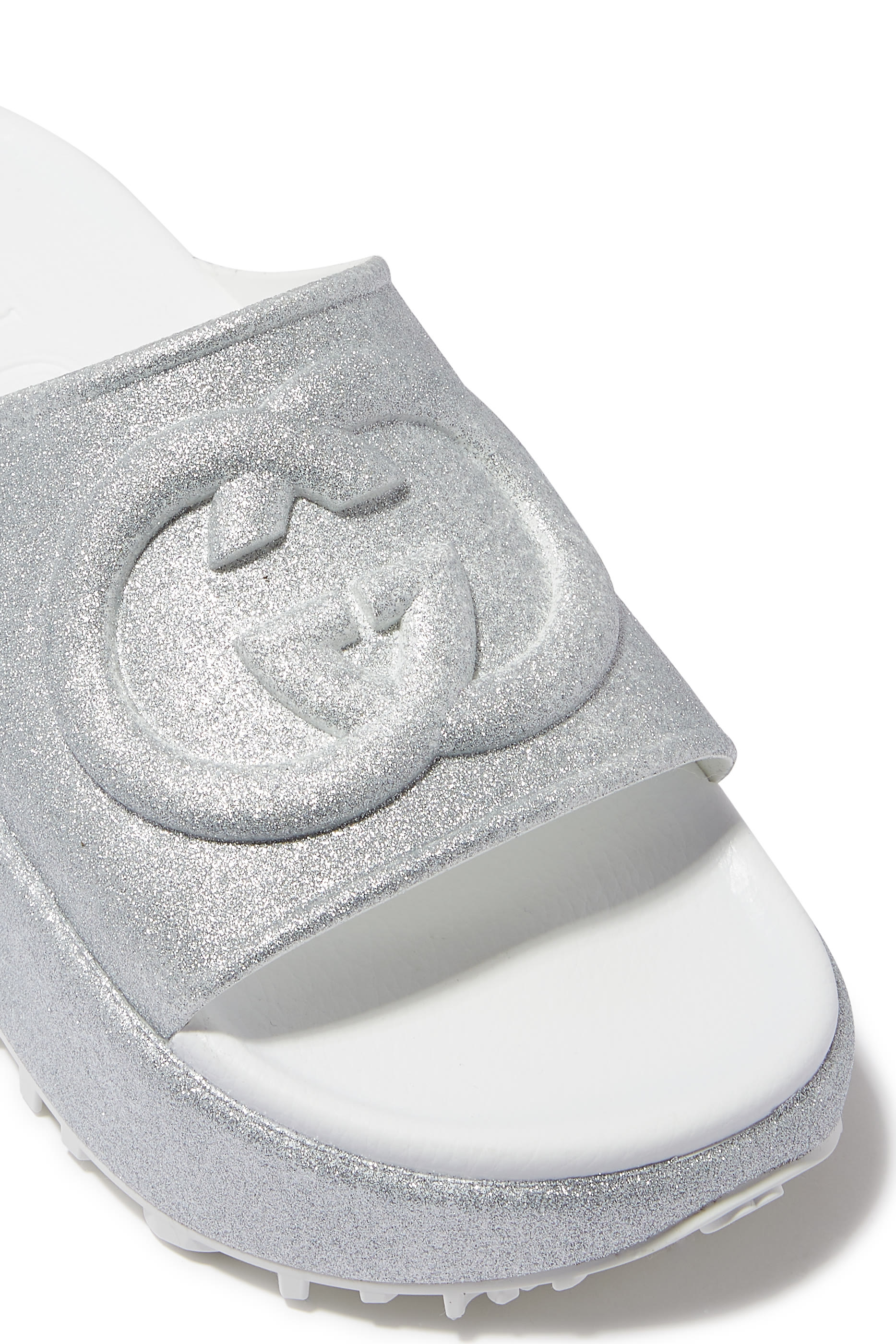 حذاء مفتوح بشعار حروف الماركة بتصميم متداخل