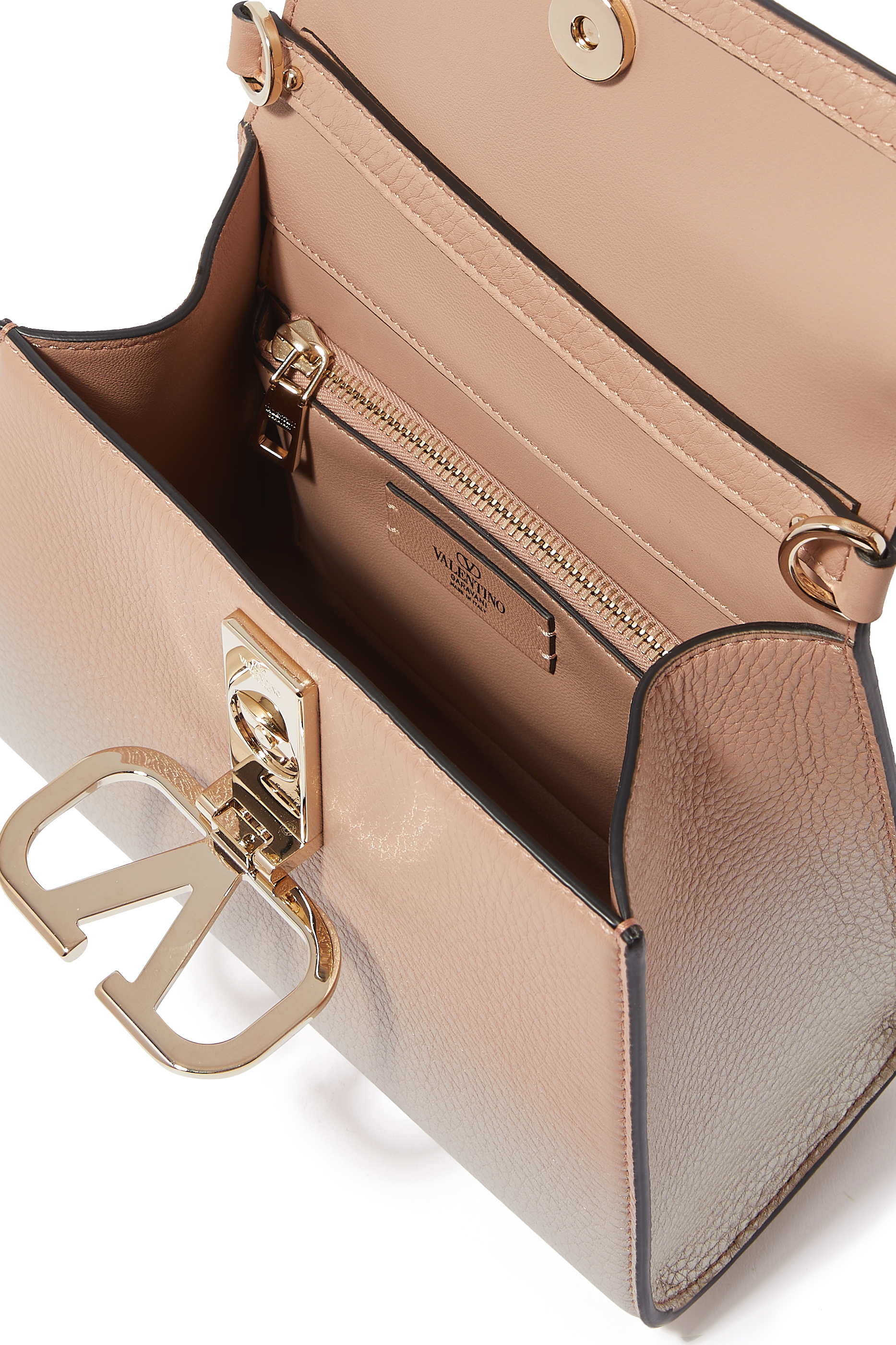 حقيبة صغيرة بيد علوية بشعار الماركة