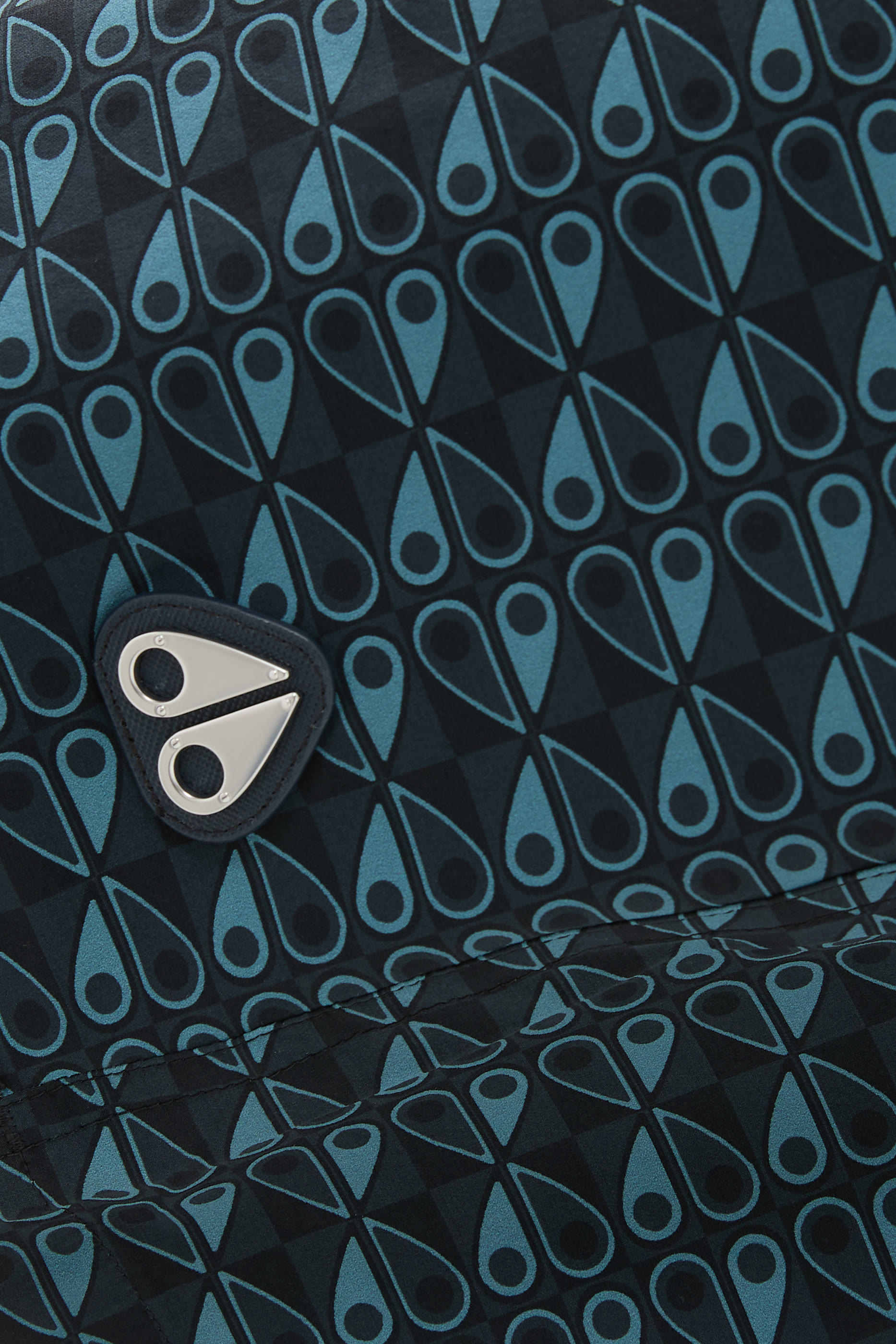 شورت سباحة بشعار الماركة