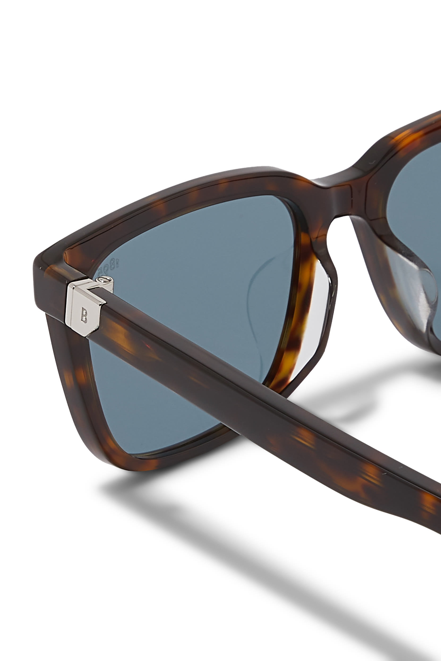 نظارة شمسية بإطار بتصميم حرف D