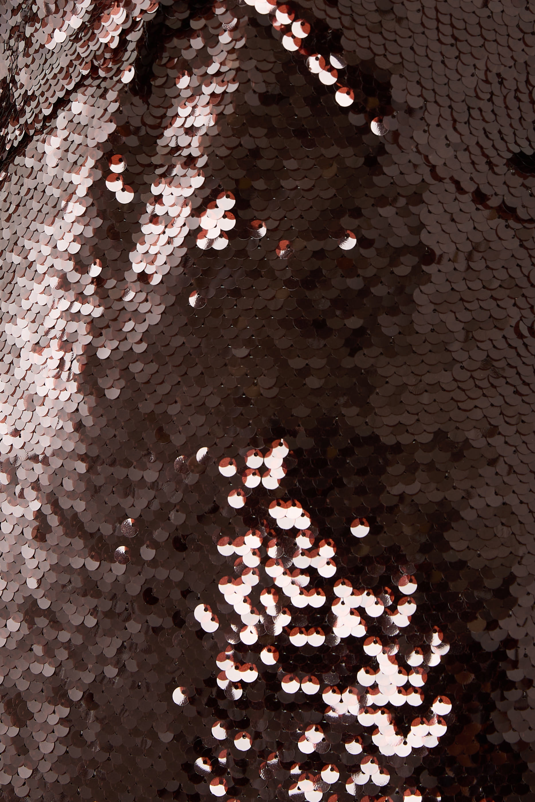 فستان طويل بأكتاف متساقطة وترتر