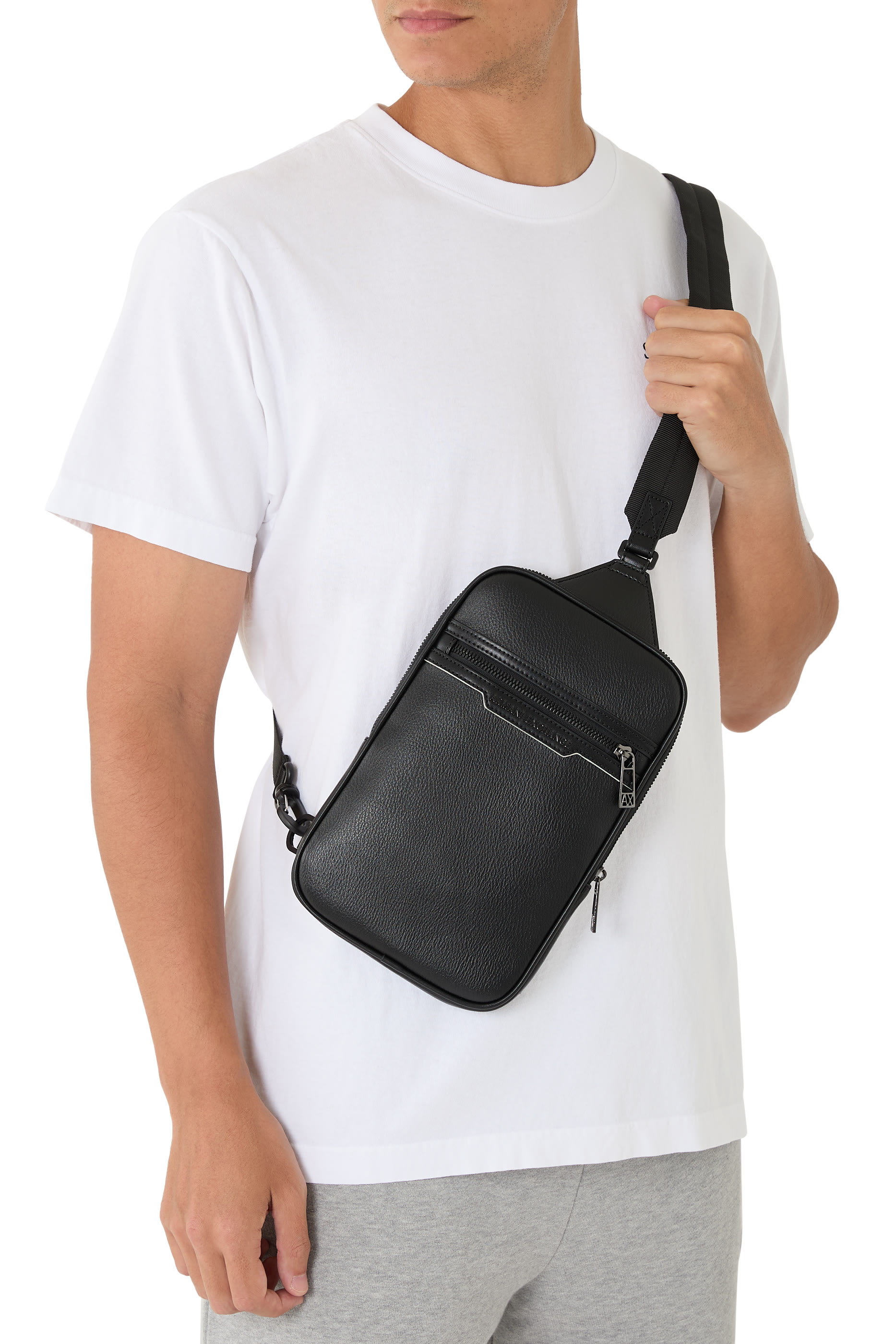 حقيبة بحمالة كتف خامة لامعة