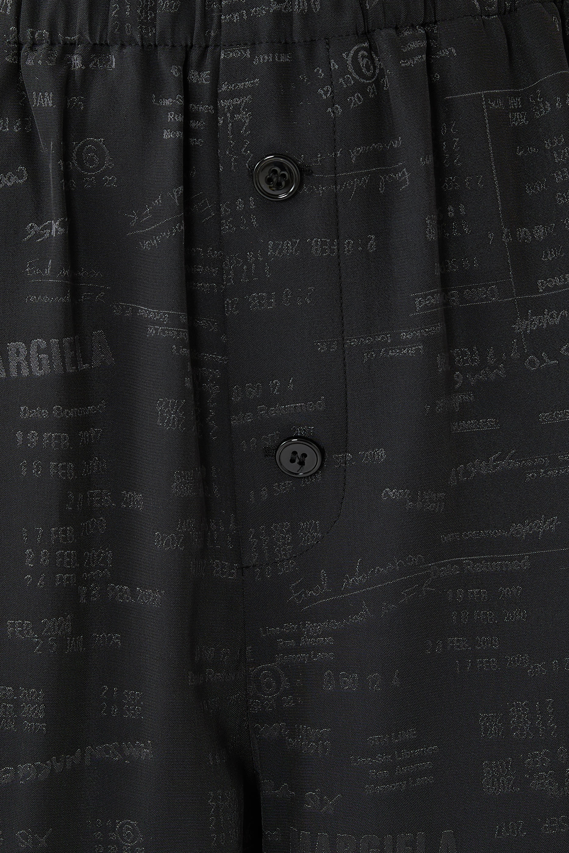 بنطال بقصة ساق واسعة وشعار الماركة