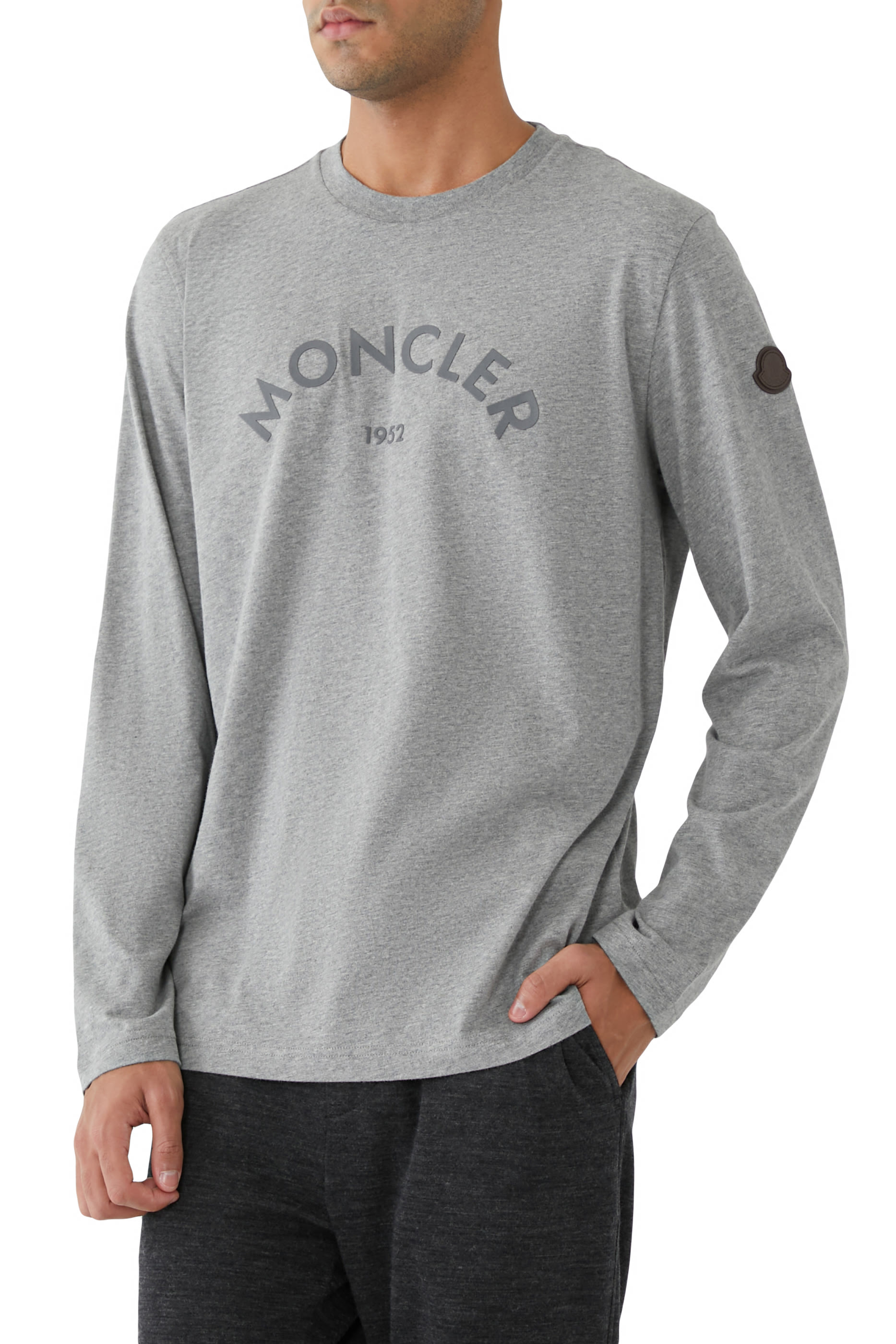 تيشيرت بأكمام طويلة وشعار الماركة بتصميم مقوس