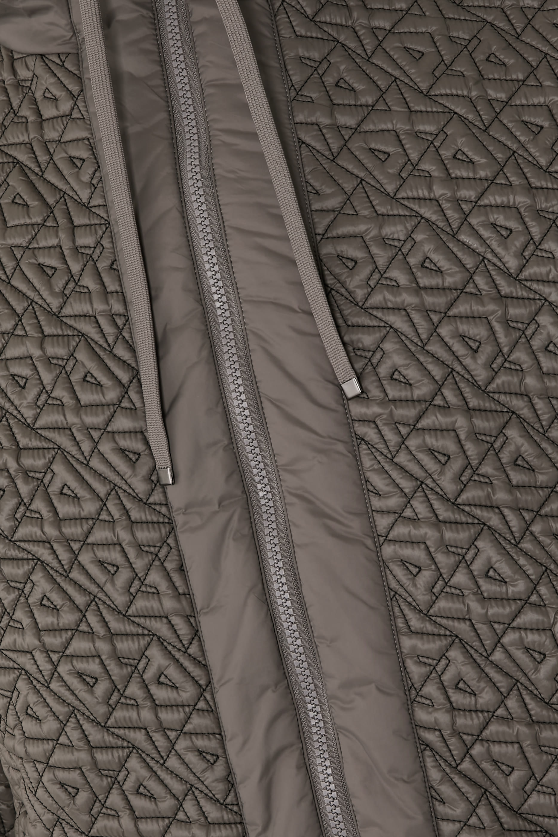  جاكيت مزين بشعار الماركة