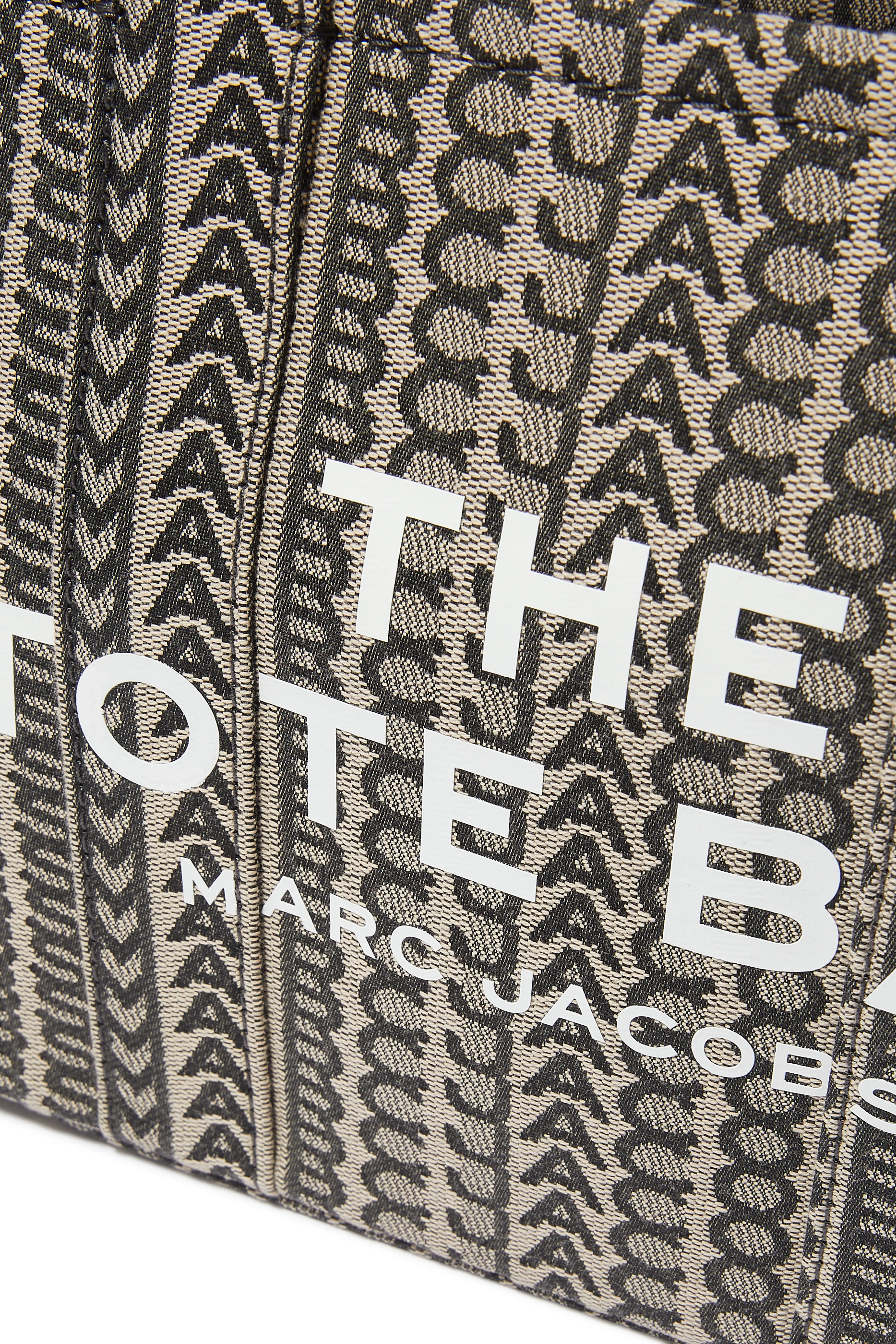 حقيبة يد صغيرة بحروف شعار الماركة