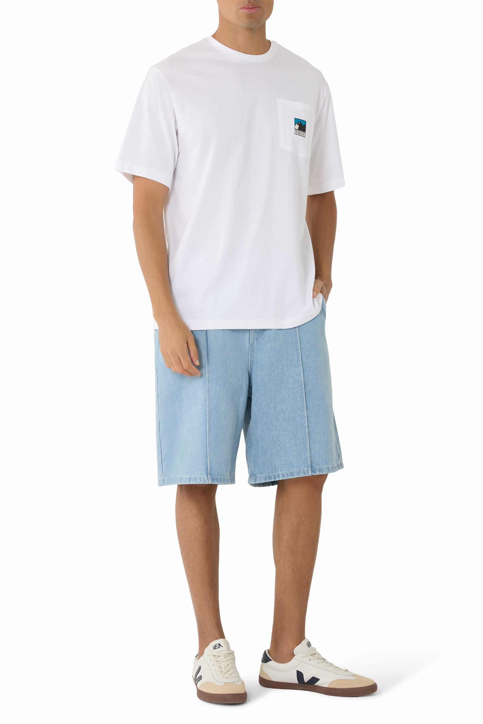 تيشيرت بقصة مريحة بجيب بنقشة شعار الماركة وجبل