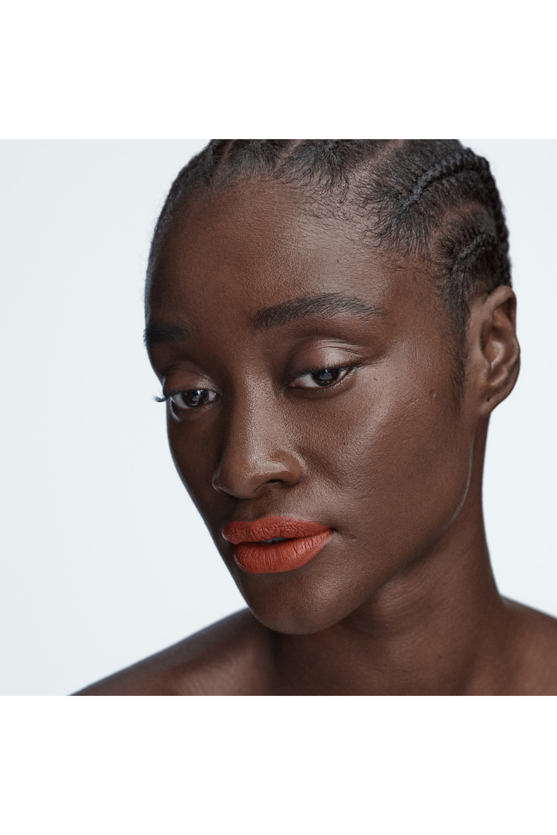 أحمر شفاه غير لامع