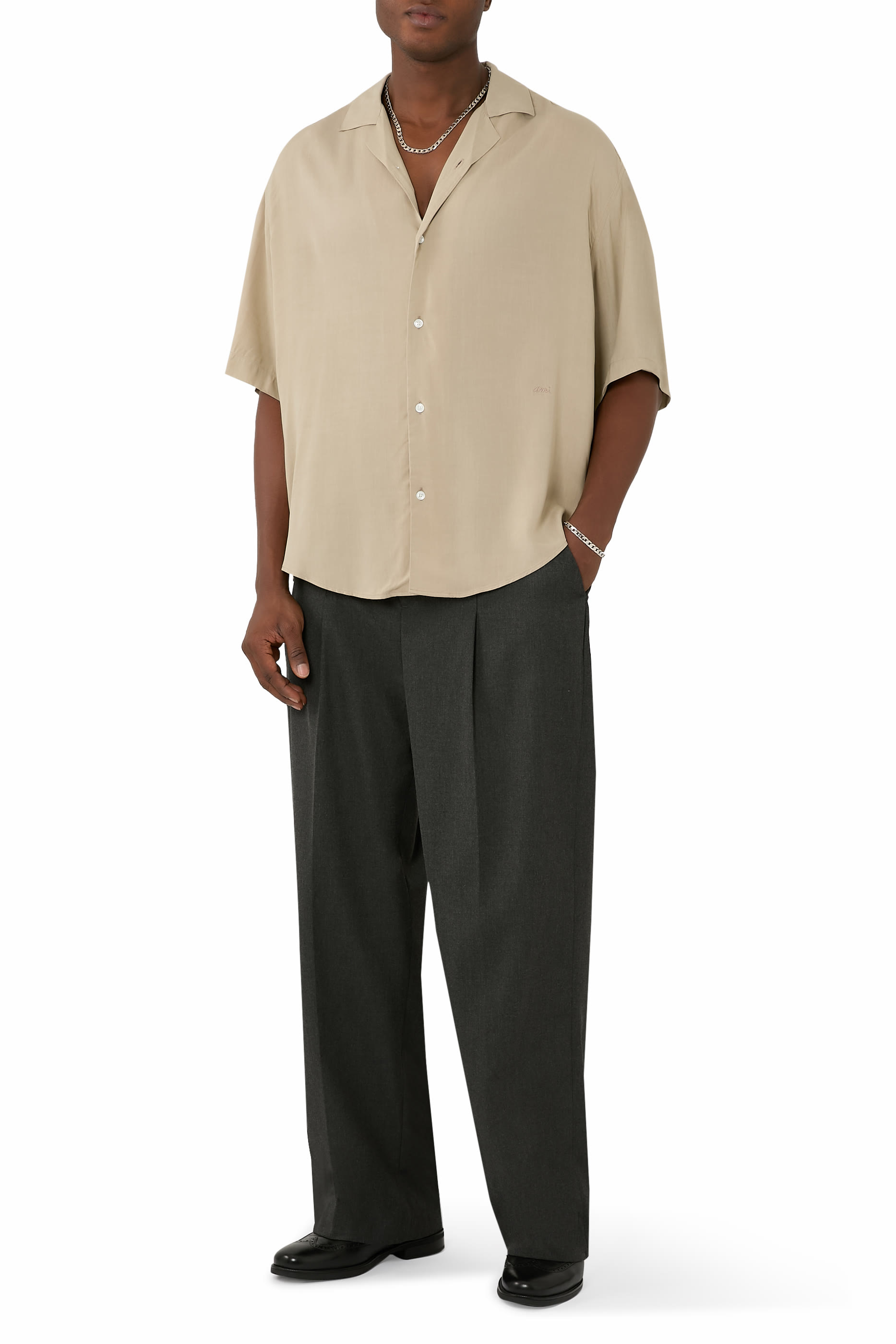 قميص بياقة مطوية وشعار الماركة