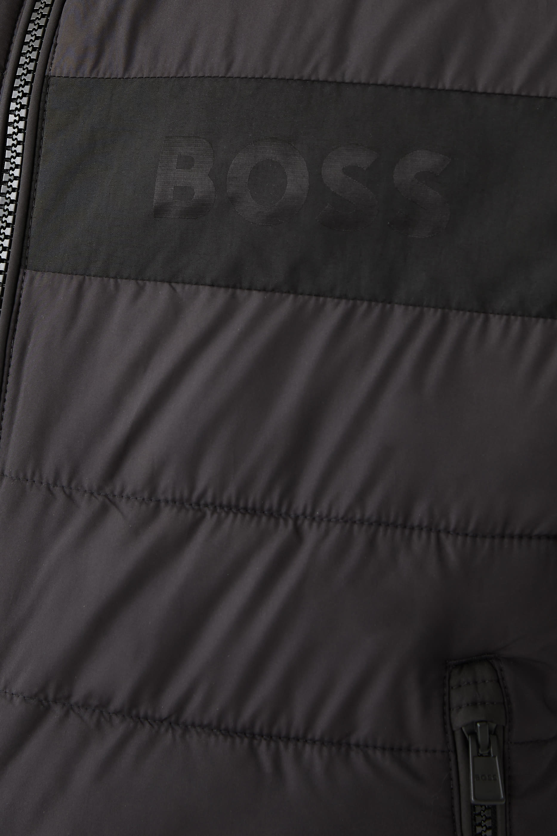 جاكيت مقاوم للماء بقصّة عادية بتفاصيل شعار الماركة