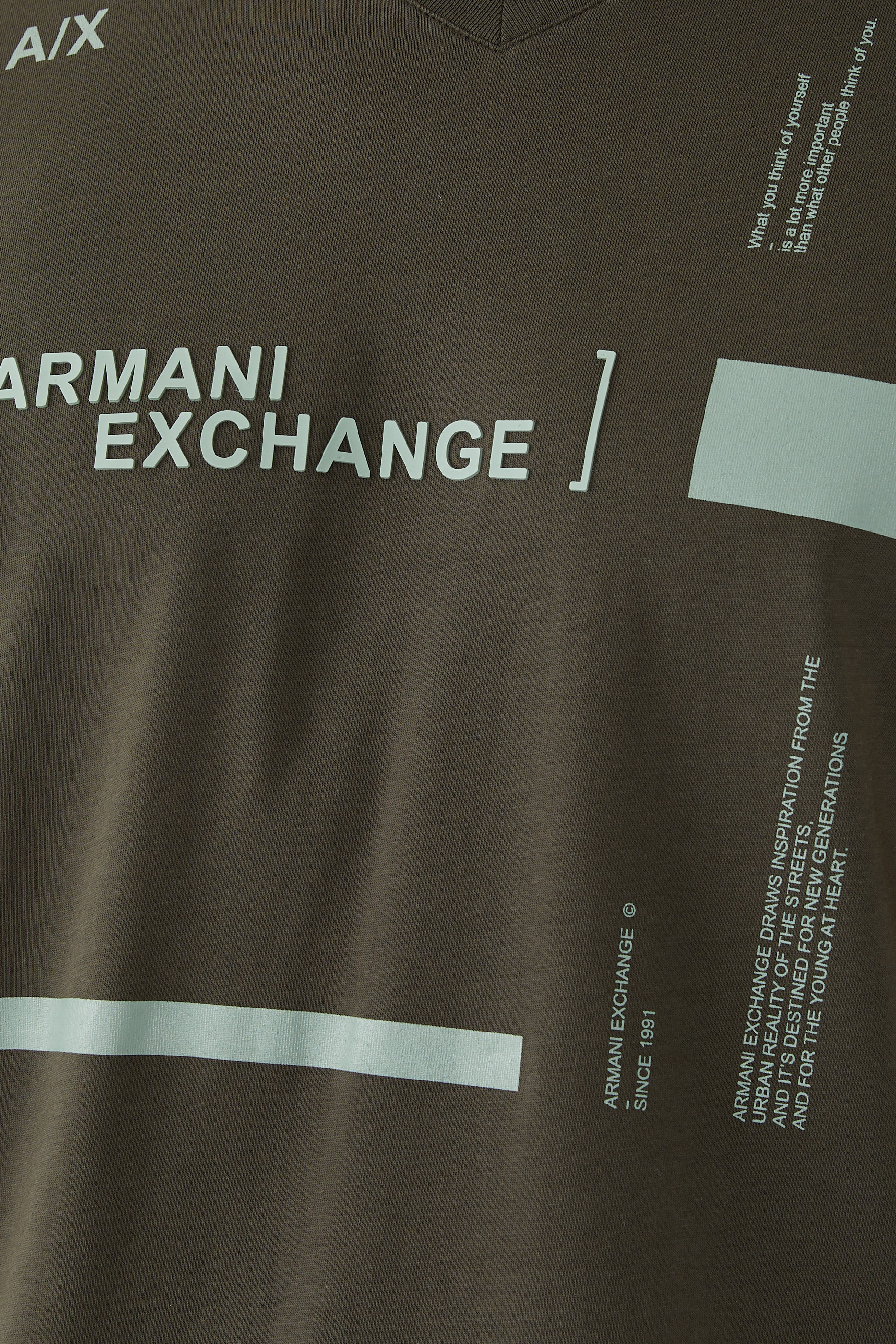 تيشيرت بقصة ضيقة وياقة على شكل حرف V