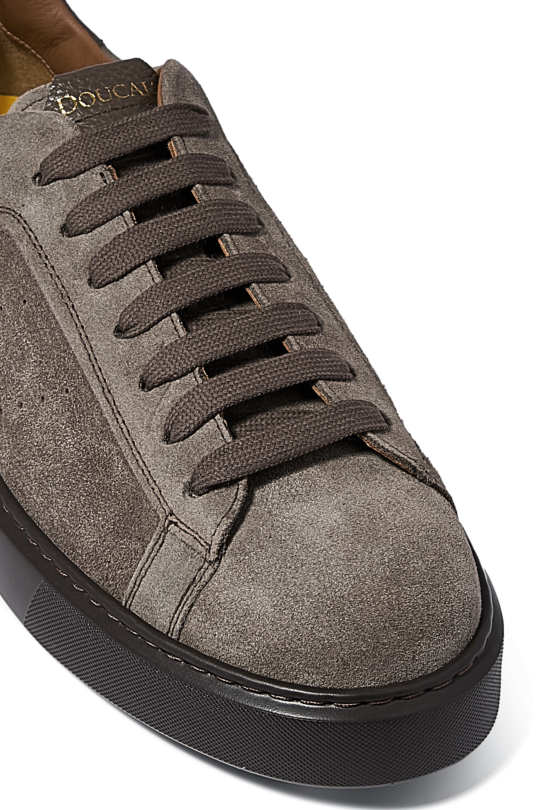 سنيكرز جلد بارز الملمس