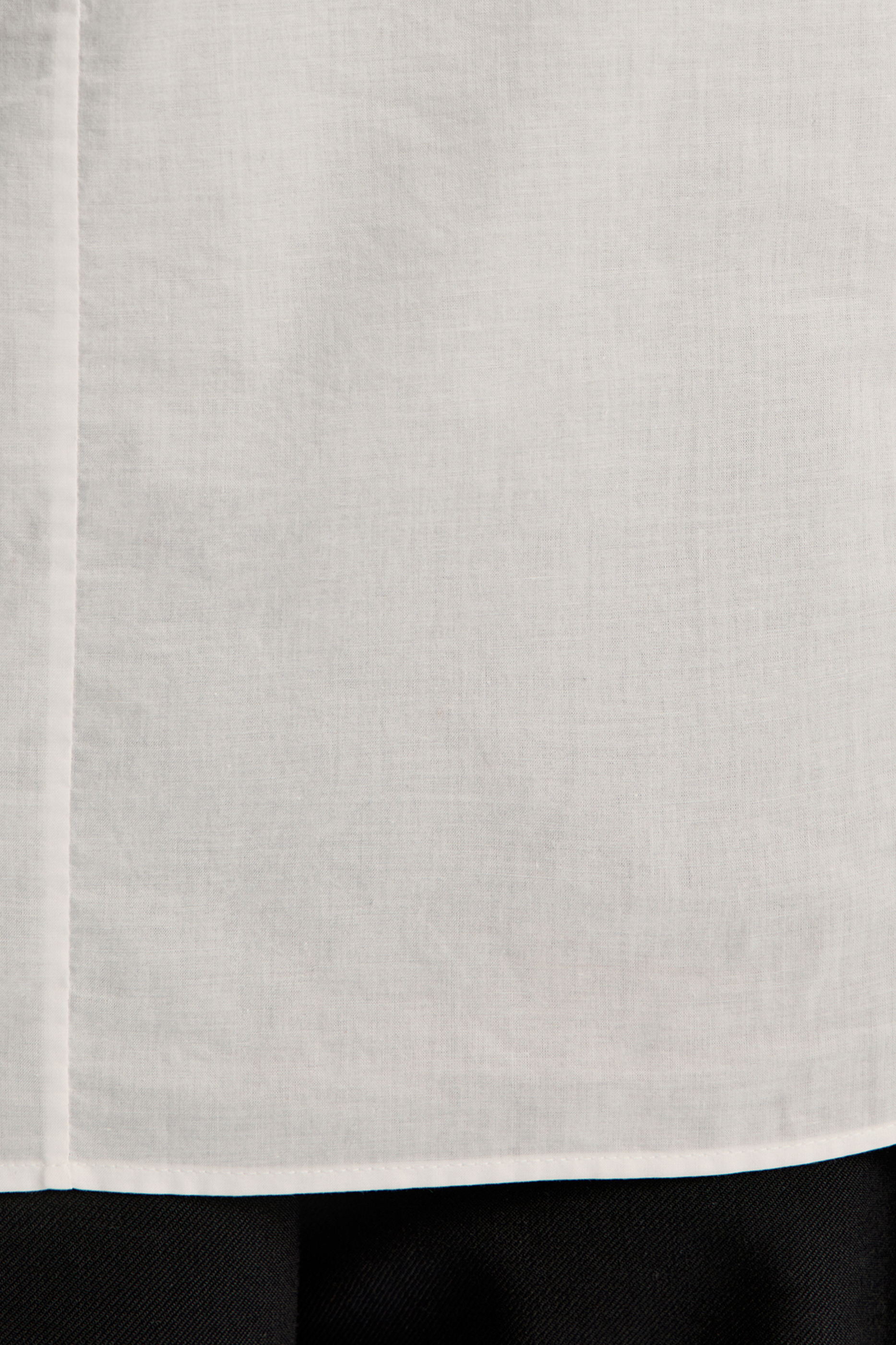 بلوزة بلا أكمام وبياقة عالية