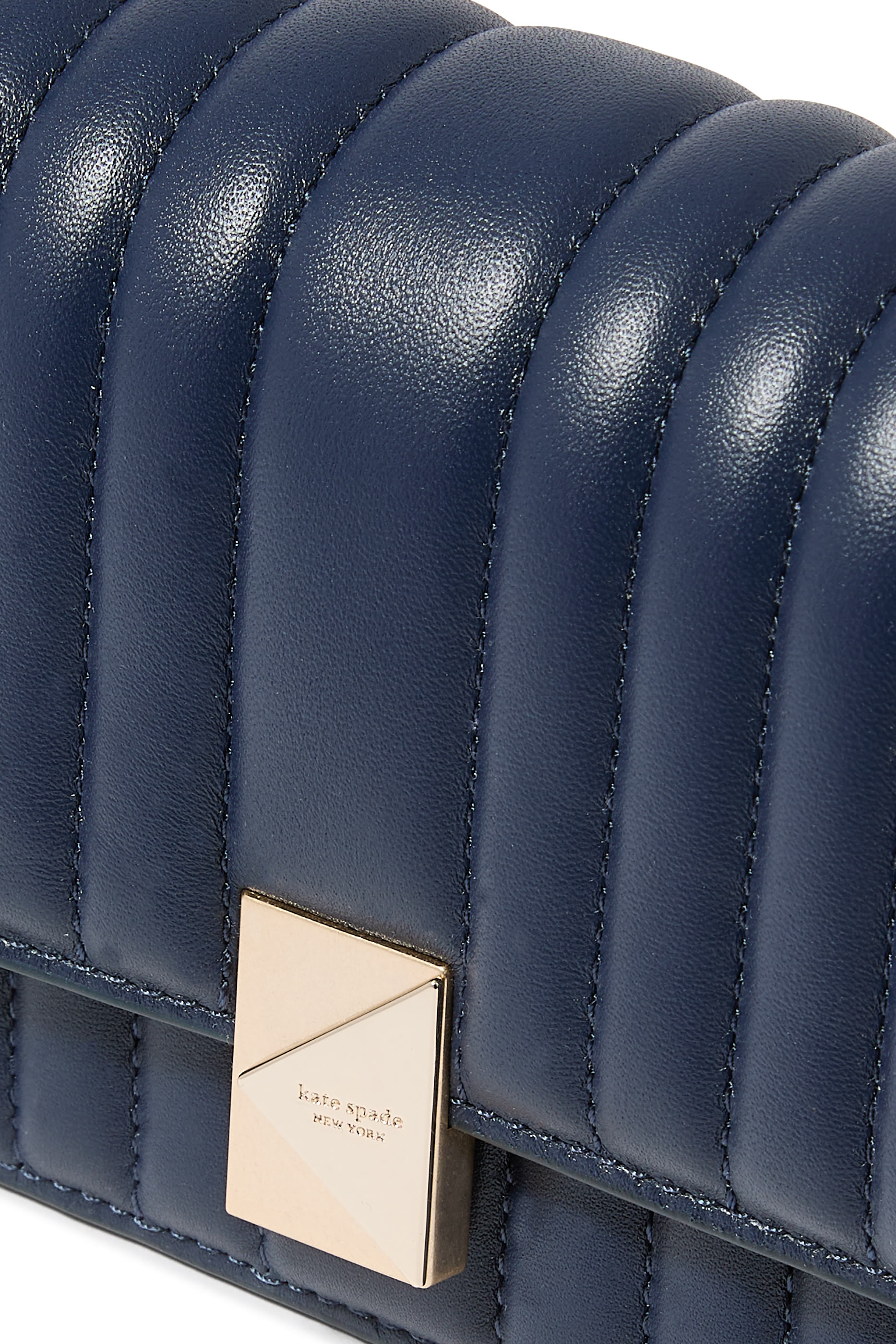 حقيبة كروس بودي ديكو صغيرة بغطاء قلاب وسلسلة جلد مبطن