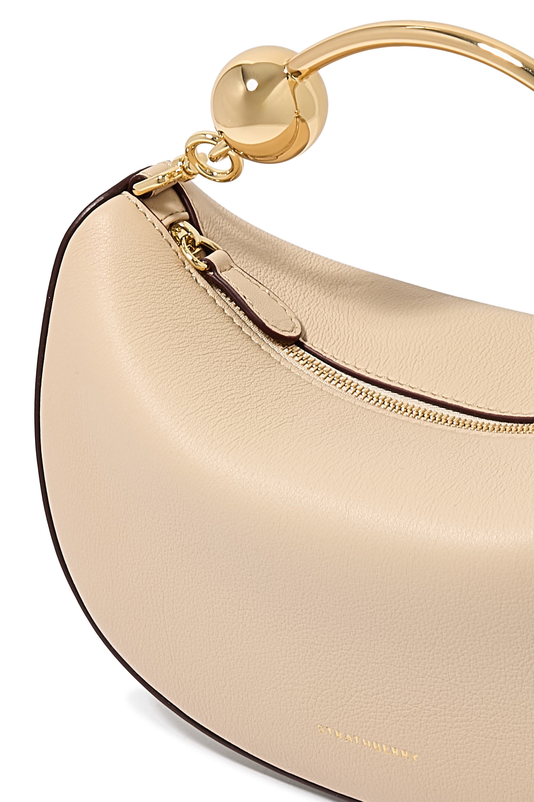 حقيبة بتصميم هلال 