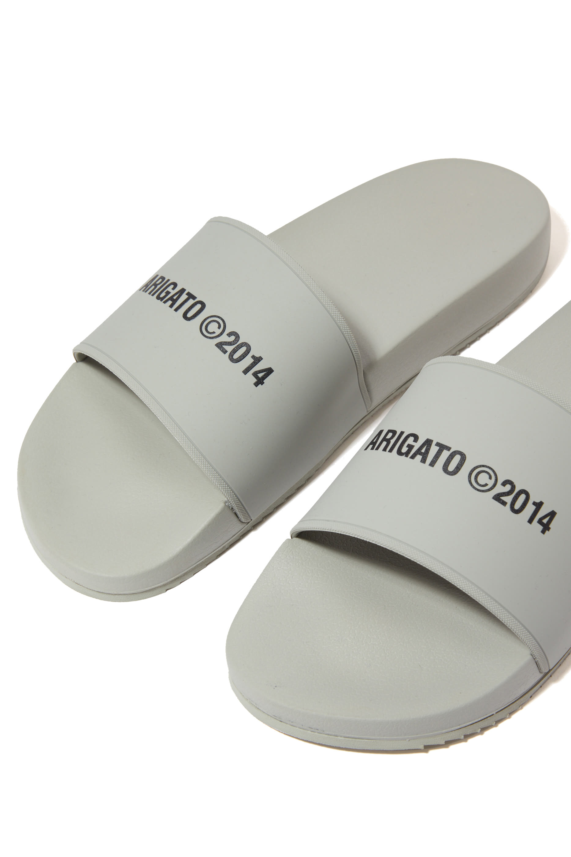 حذاء مفتوح بشعار الماركة