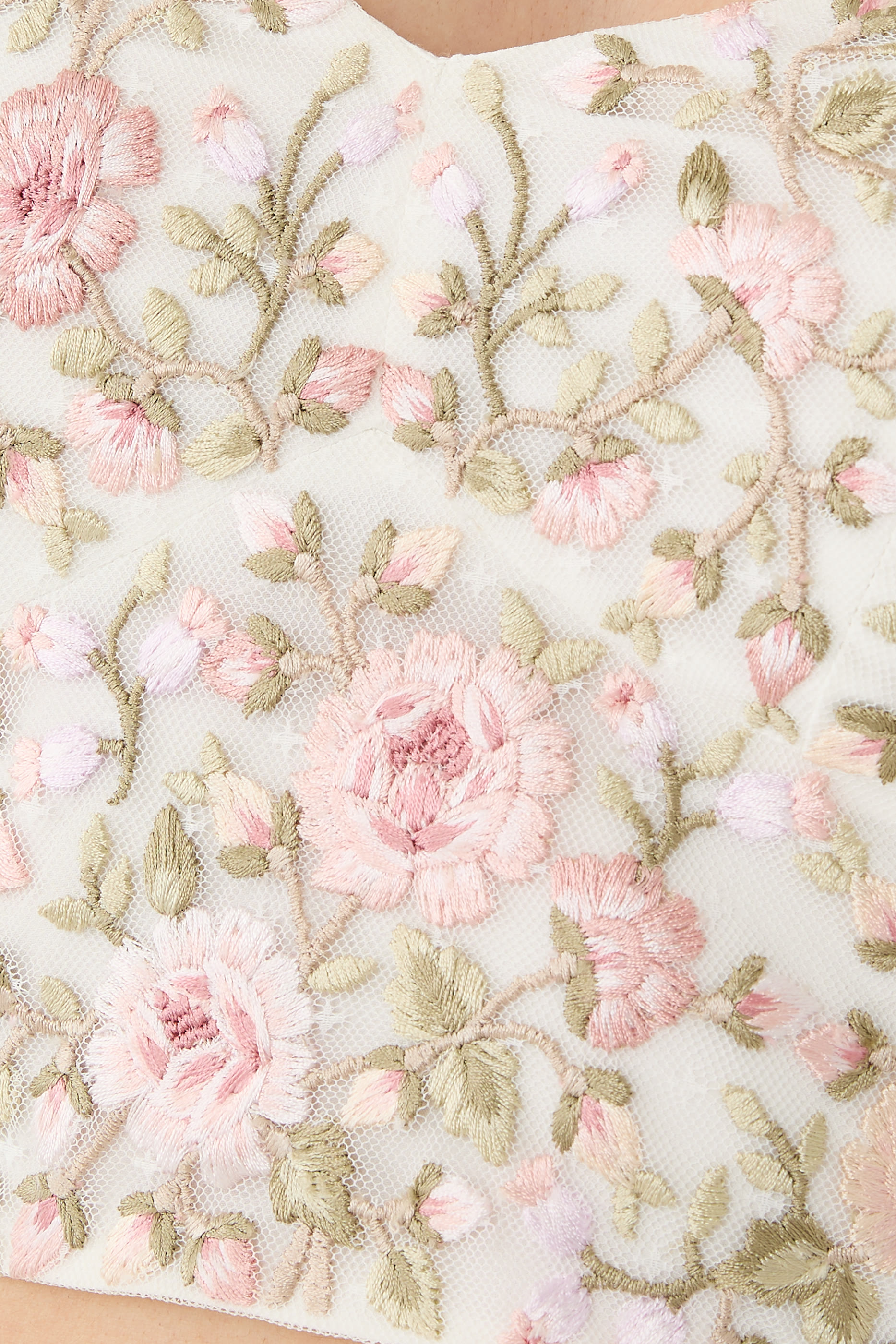 بلوزة إيدن بتطريزات ورد