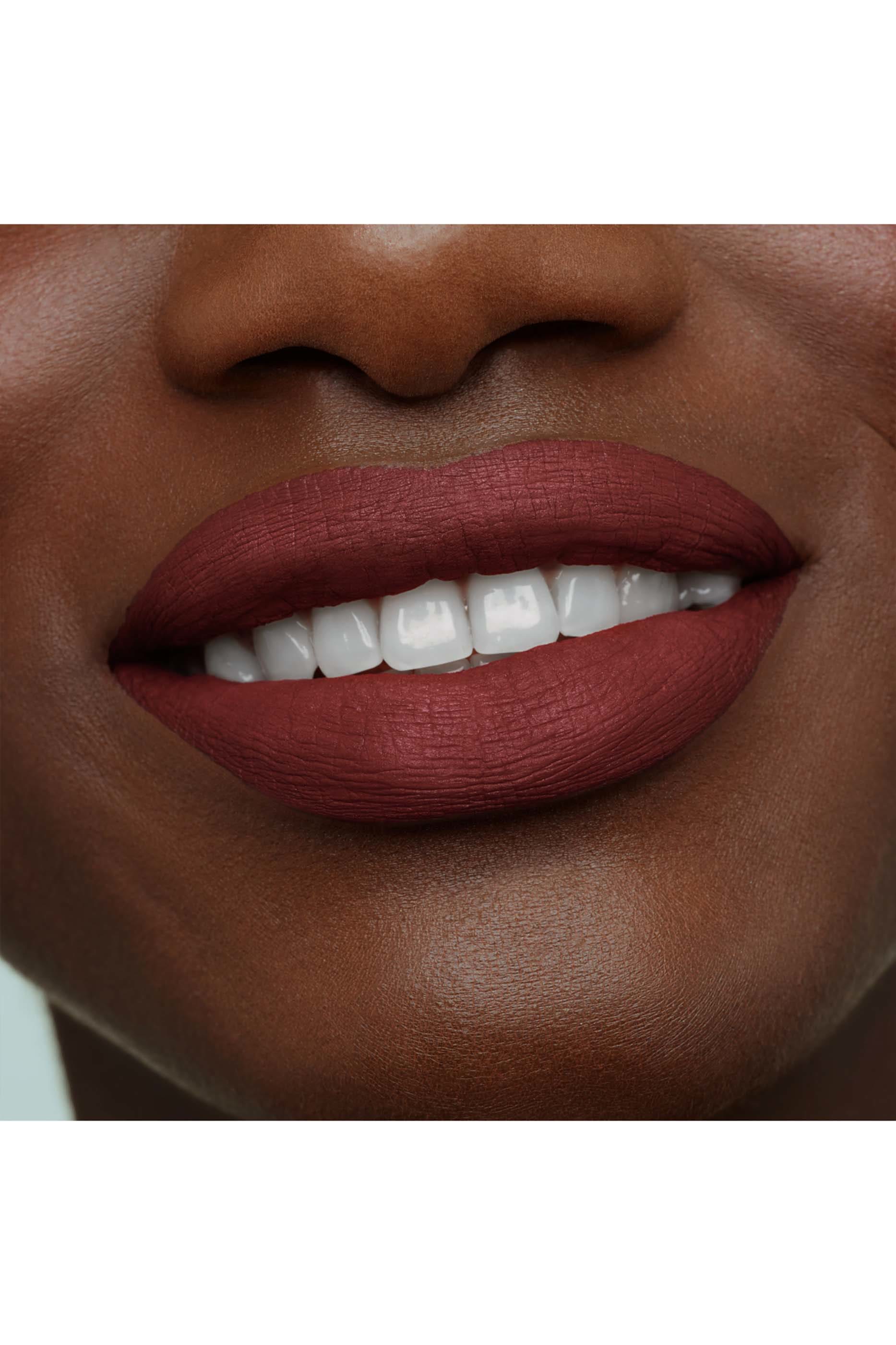 أحمر شفاه يتركيبة سائلة غير لامعة