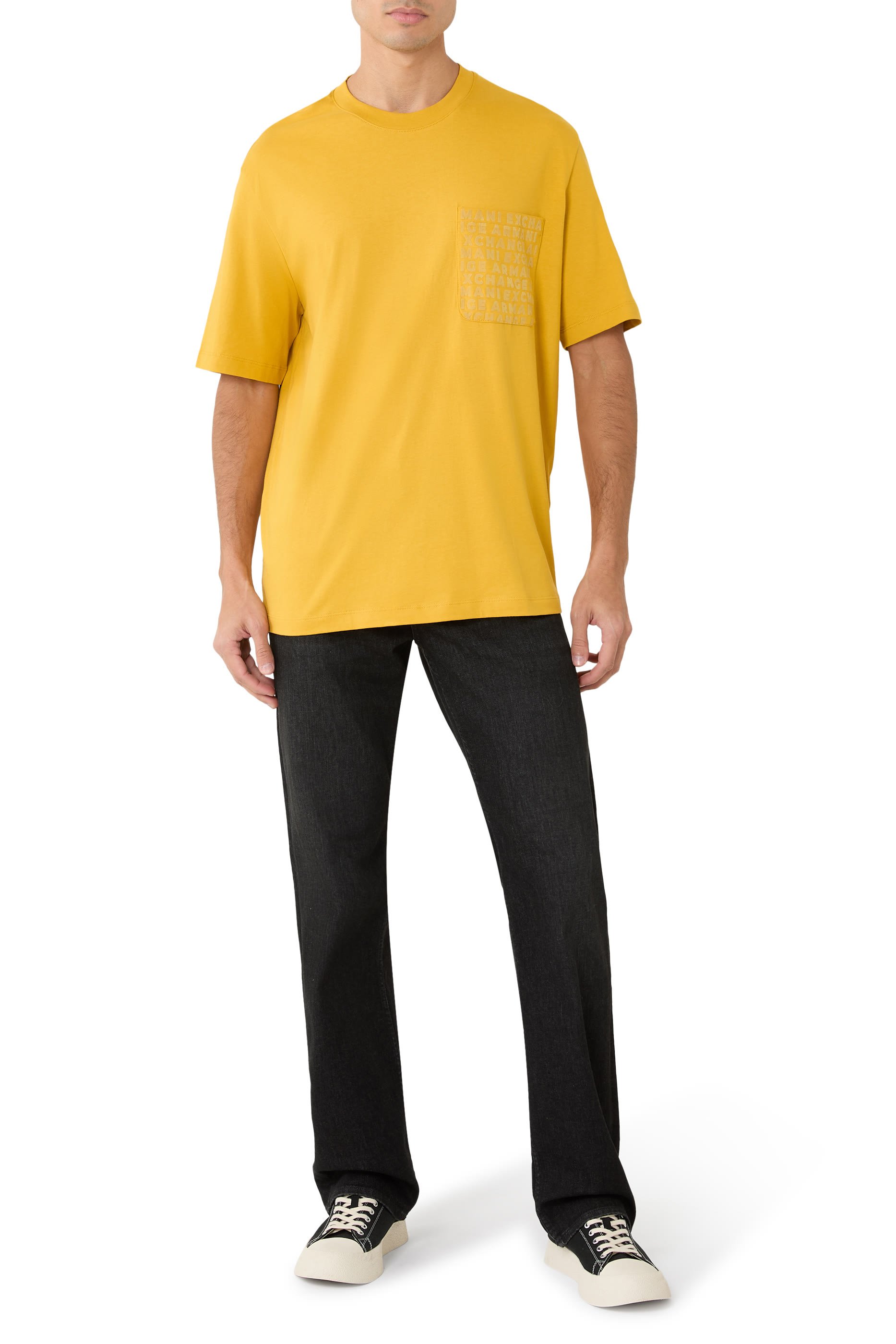 تيشيرت بقصة عادية وجيب بشعار الماركة