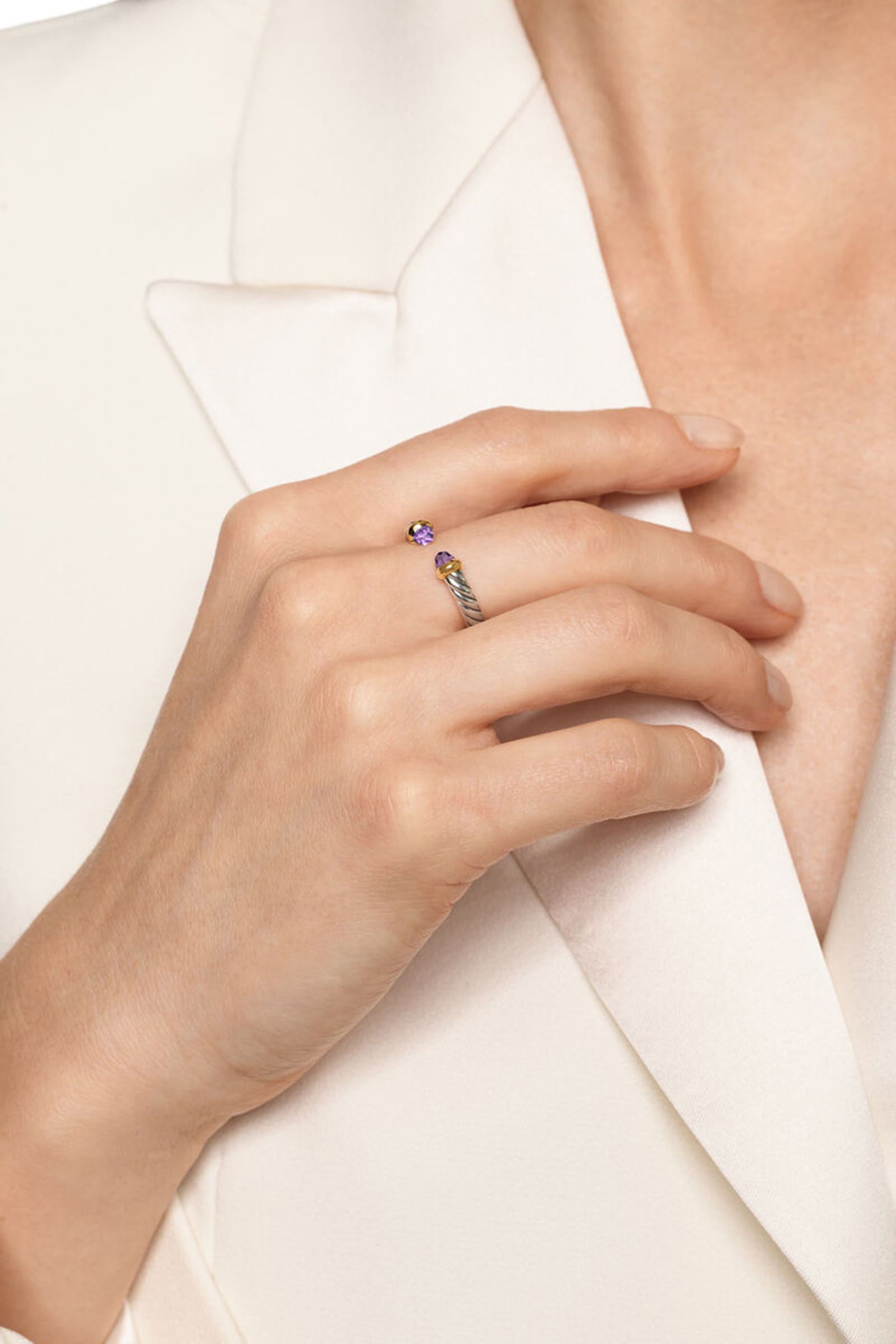 خاتم صغير مفتوح بتصميم مجدول مرصع بحجر جمشت، ذهب أصفر عيار 14 وفضة إسترلينية